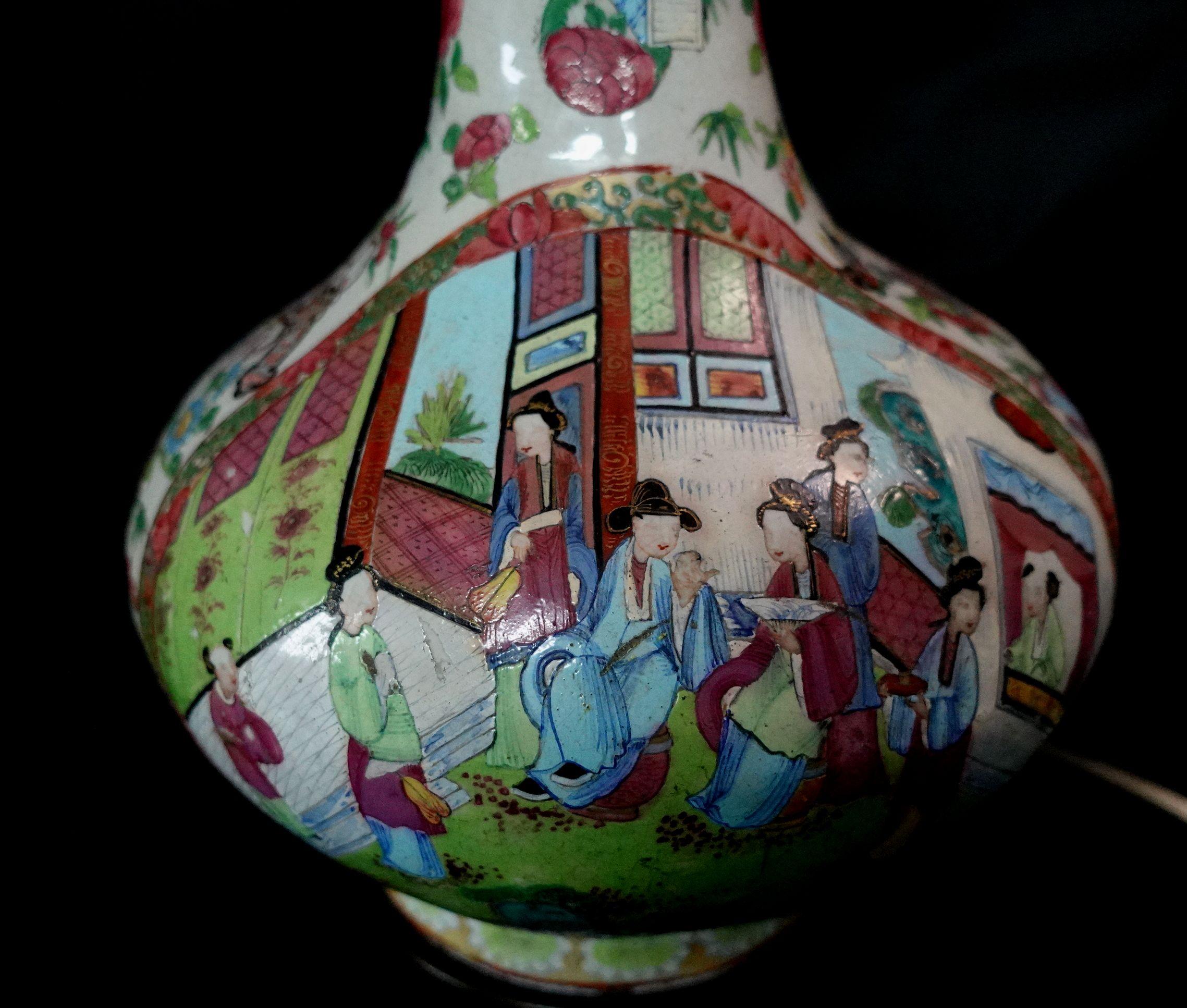Famille Rose Export-Porzellan-Wasserflaschenlampe, frühes 19. Jahrhundert (Messing) im Angebot