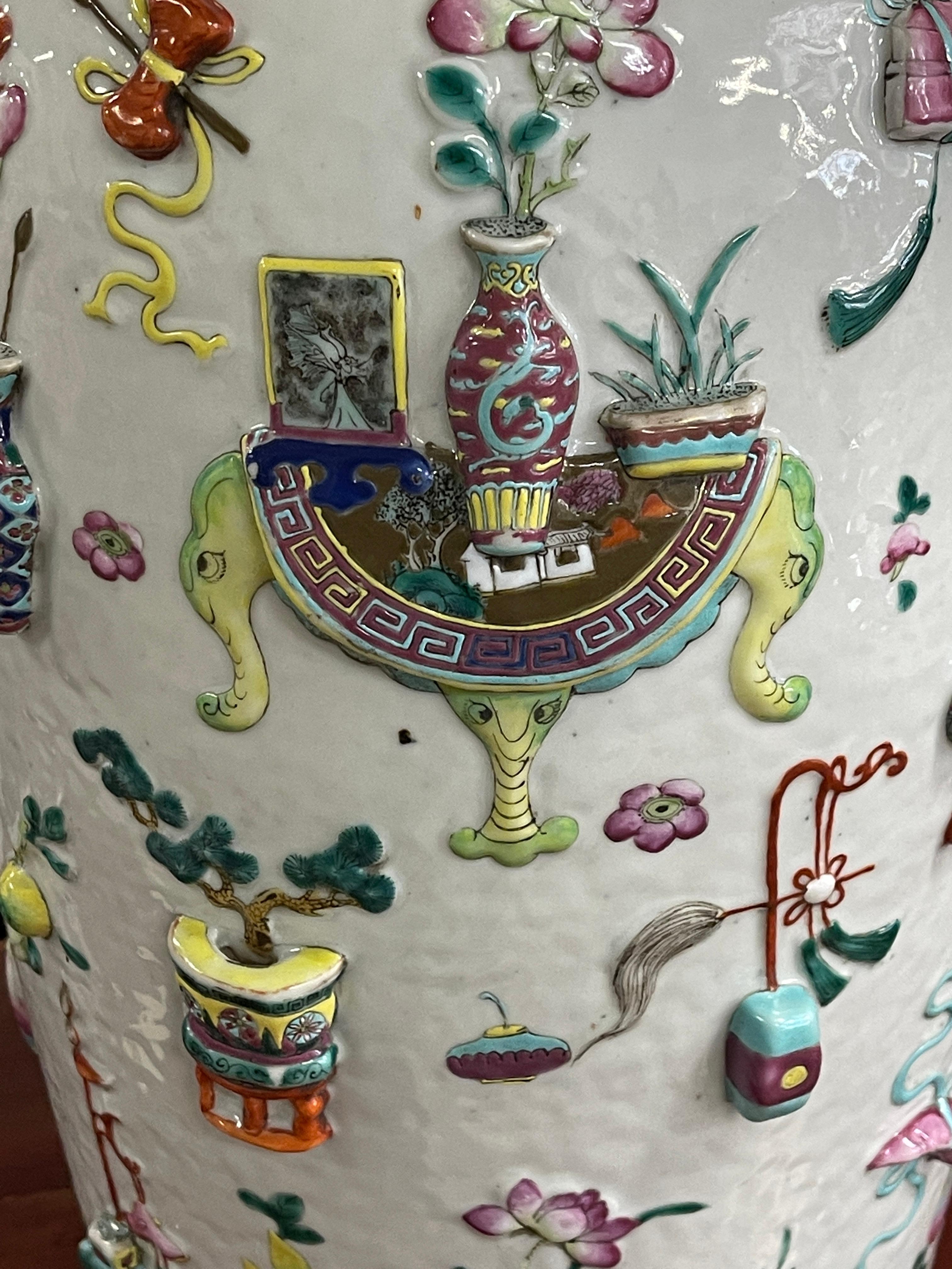 Merveilleuse paire de lampes de famille rose chinoises assorties. Issues d'une grande propriété de Palm Springs, ces lampes ont été mises en valeur dans une maison magnifiquement conçue, composée d'un mélange d'art et d'ameublement anciens et