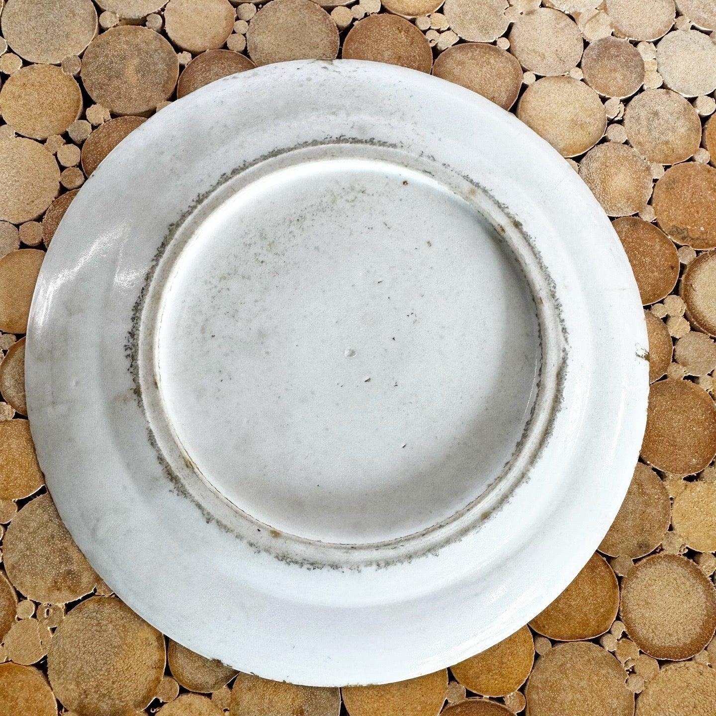 Squisito piatto in porcellana Famille Rose dipinto a mano con intricati motivi floreali e uccelli in rosa e verde.
 
 Vendiamo gli articoli così come sono stati acquistati, senza alcun restauro o riparazione. I pezzi vintage possono presentare segni