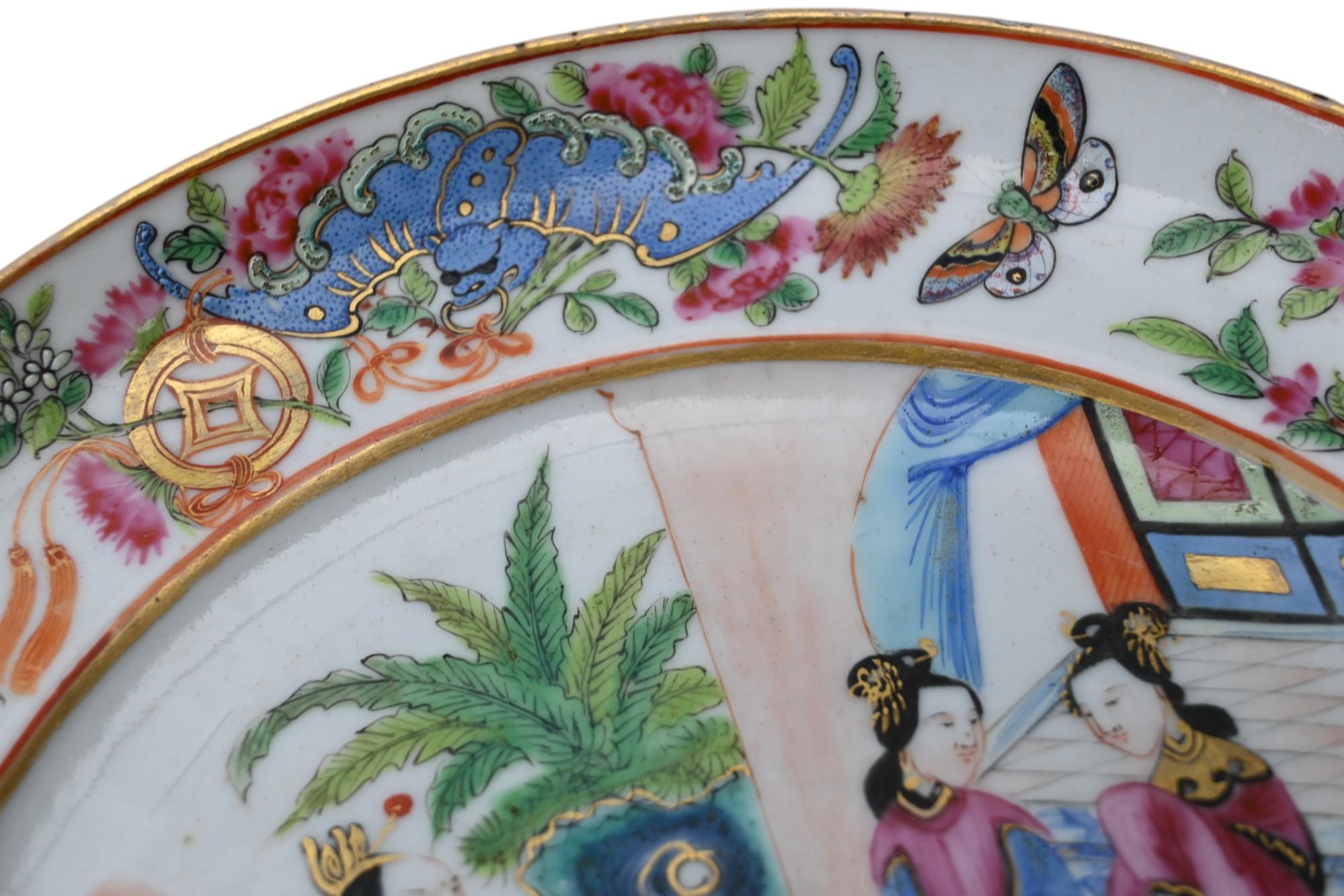 Cinese Piatto in porcellana Famille Rose, dinastia Qing - Scena di corte, decorazione di Canton, XIX C. in vendita