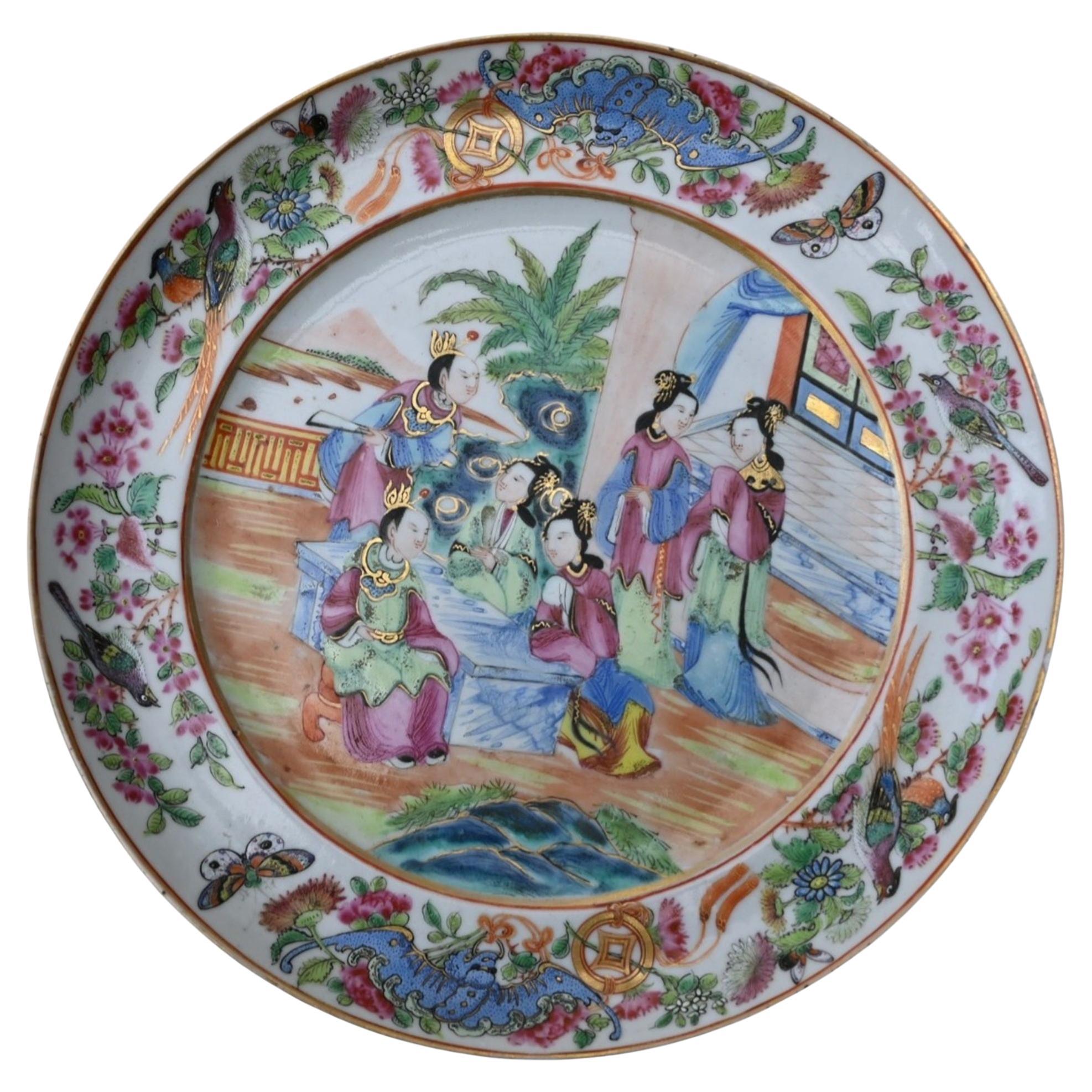 Piatto in porcellana Famille Rose, dinastia Qing - Scena di corte, decorazione di Canton, XIX C. in vendita