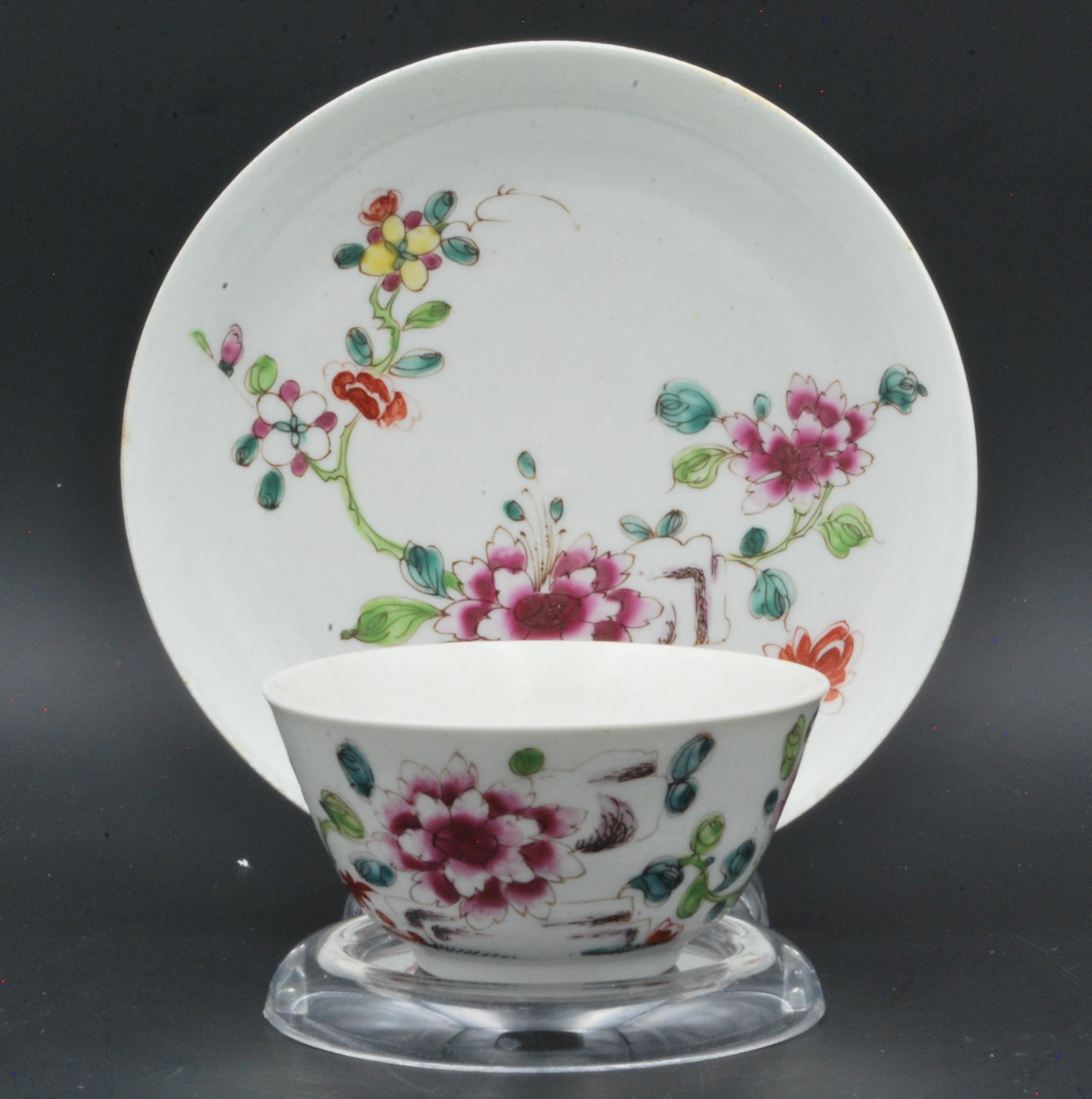 Un délicat bol à thé et une soucoupe, décorés d'après les Chinois dans la palette Famille Rose. Ce style de peinture, connu sous le nom d'
