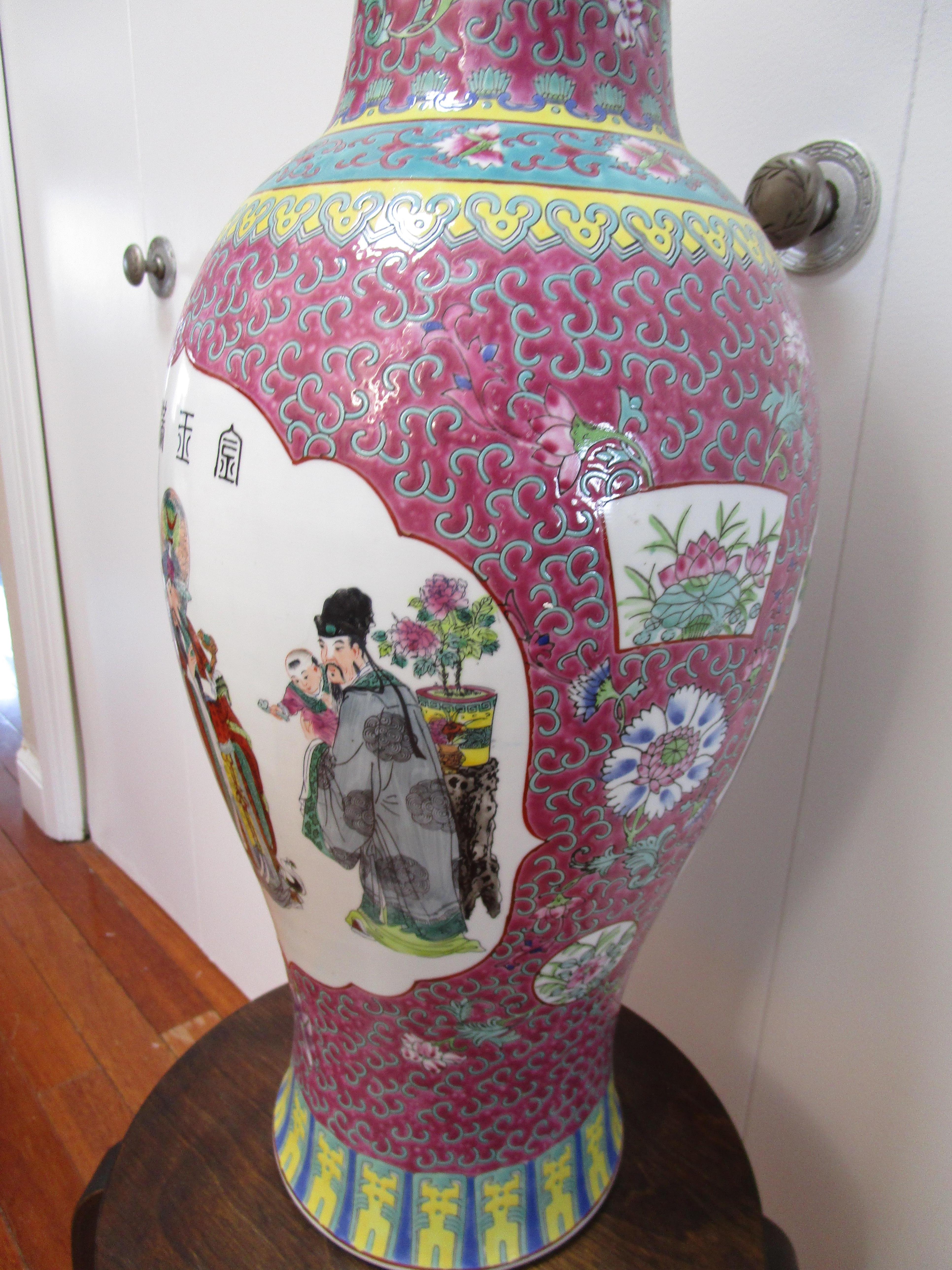 Gold and Jade Famille Rose Vase Pink Jingdezhen with Calligraphy Qian Long Style For Sale 1