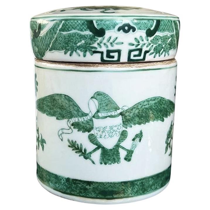 Famille Vert Keramik Chinoiserie Eagle Tea Caddy in Grün Anfang 20. im Angebot