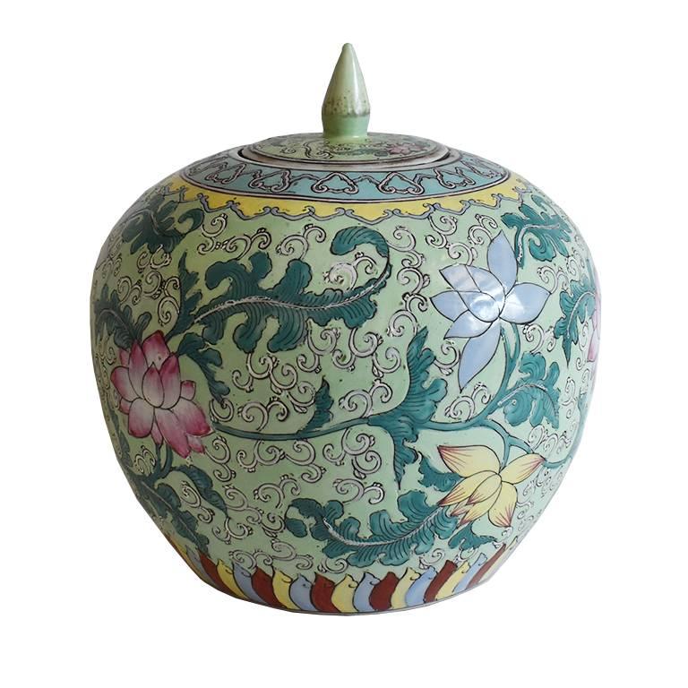 Großes antikes, bunt emailliertes, chinesisches, handbemaltes Famille verte-Ingwer-Glas. (auch Landhausporzellan genannt), hervorragend emailliert. Mit wunderschöner Darstellung von Blumen, Chrysanthemen und Lotusblumen. Vor allem Chrysanthemen
