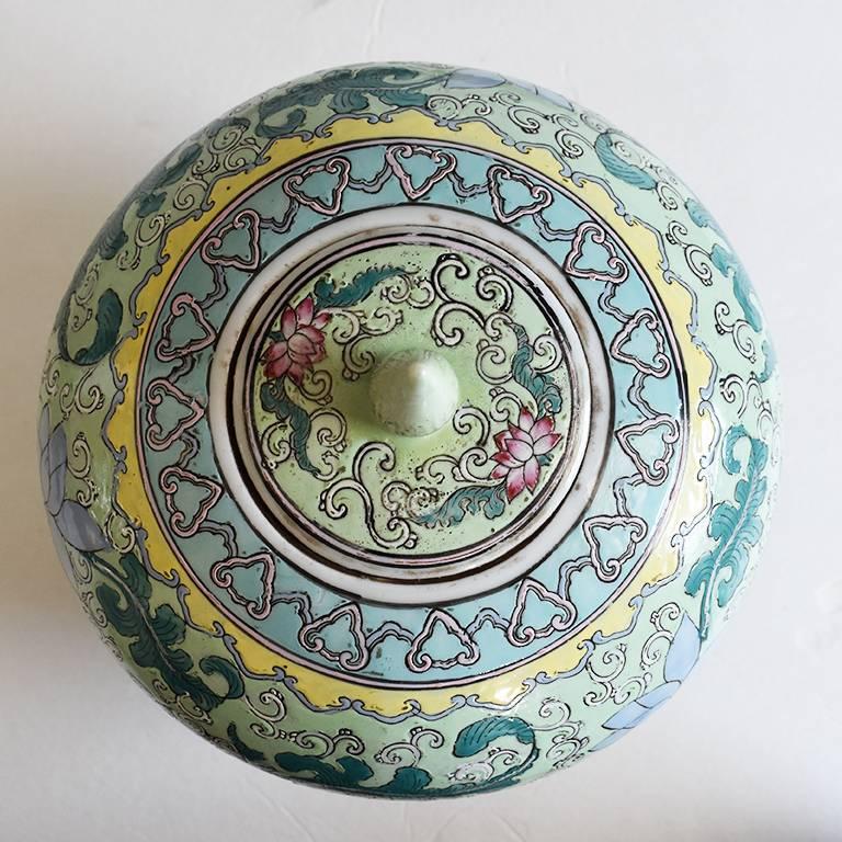 Famille Verte Chinoiserie- Ingwergefäß mit Lotusblume aus der Qing-Dynastie, 18. Jahrhundert (Chinesisch)