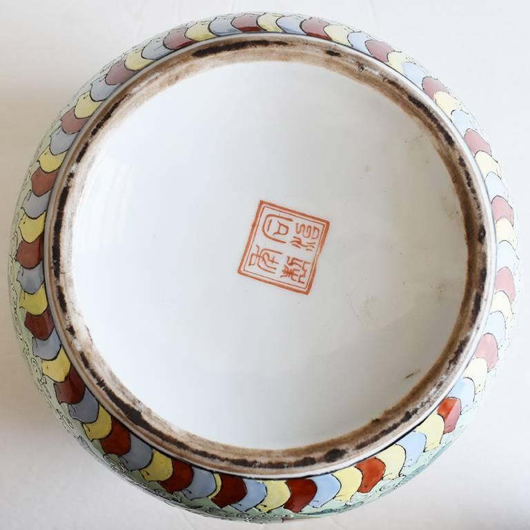 Famille Verte Chinoiserie- Ingwergefäß mit Lotusblume aus der Qing-Dynastie, 18. Jahrhundert (Glasiert)