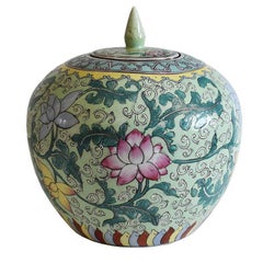 Famille Verte Chinoiserie- Ingwergefäß mit Lotusblume aus der Qing-Dynastie, 18. Jahrhundert