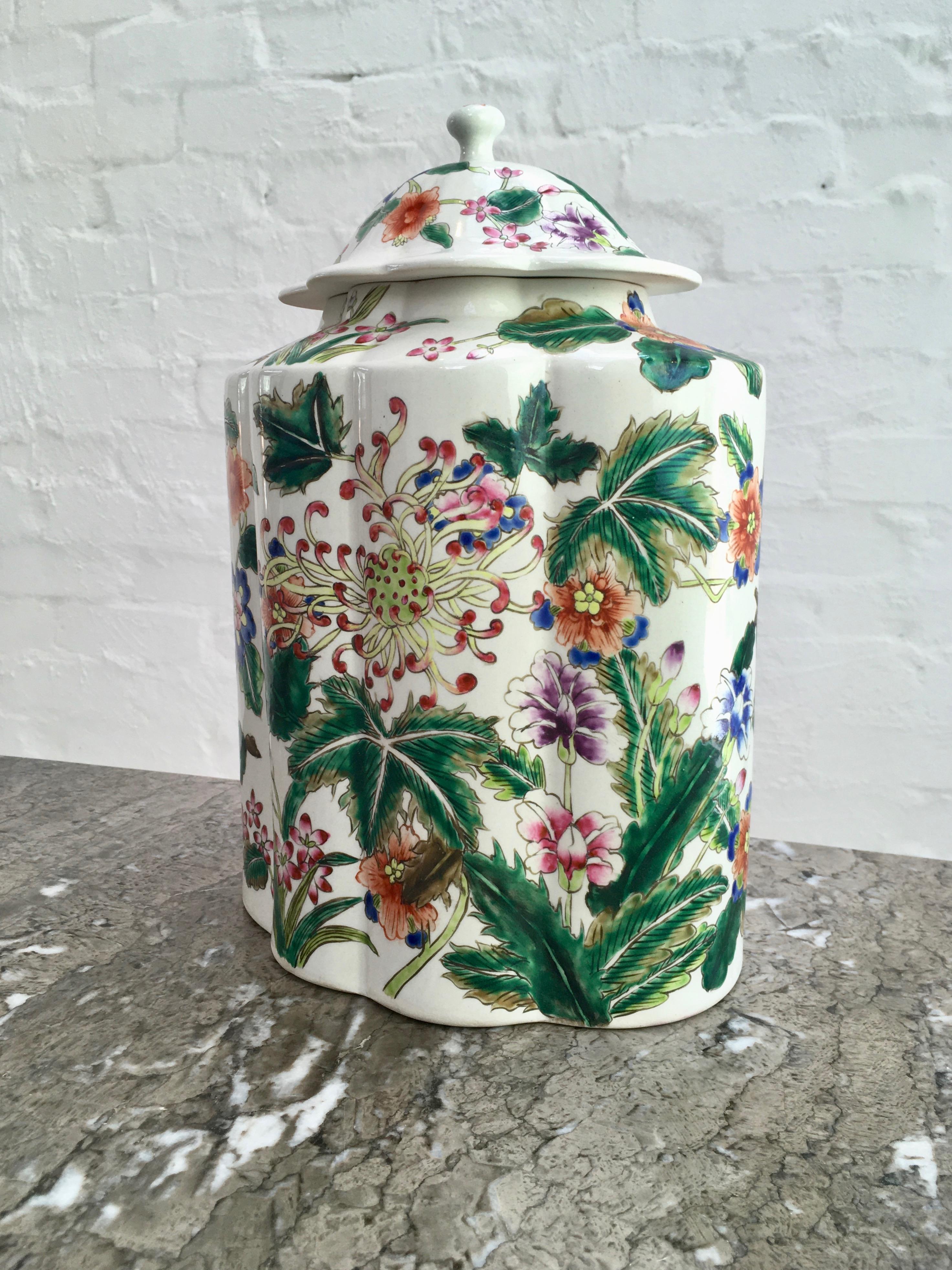 Famille Verte Kangxi Style Large Lobed Jar of late 20th Century Production In Good Condition In Melbourne, AU