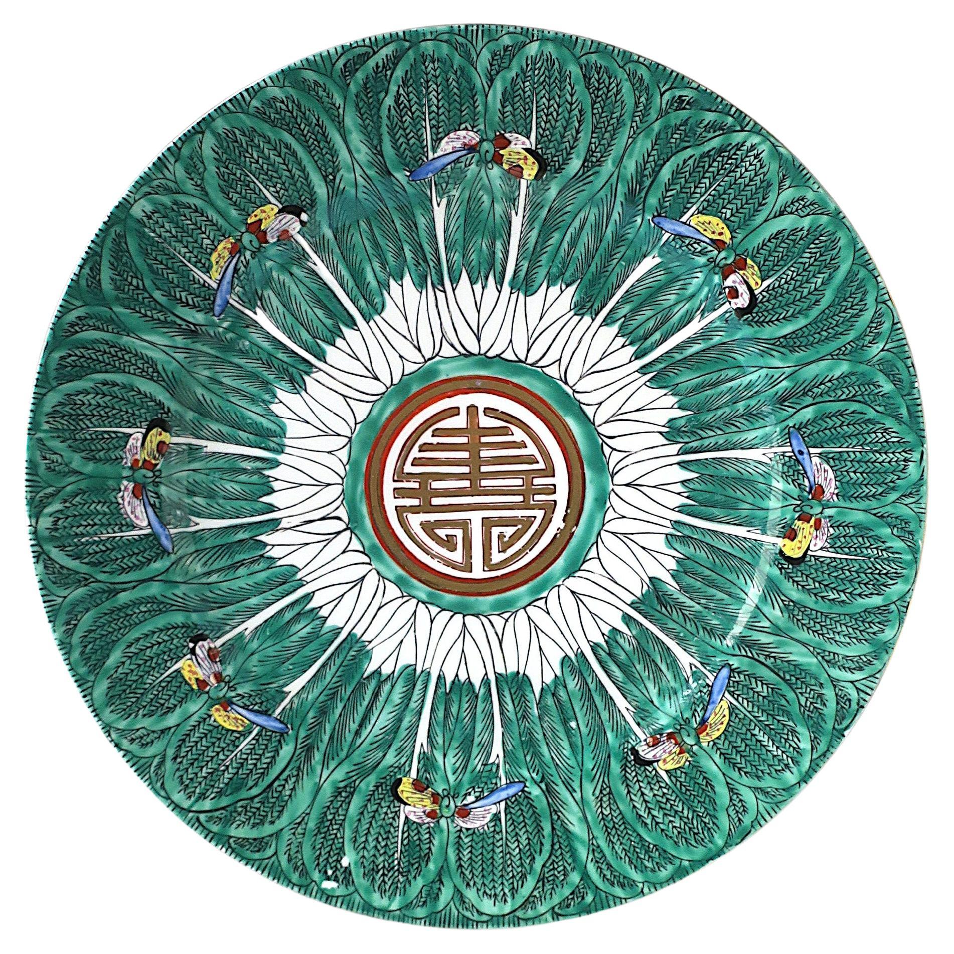 Plato llano de porcelana Famille Verte Hoja de col y mariposa