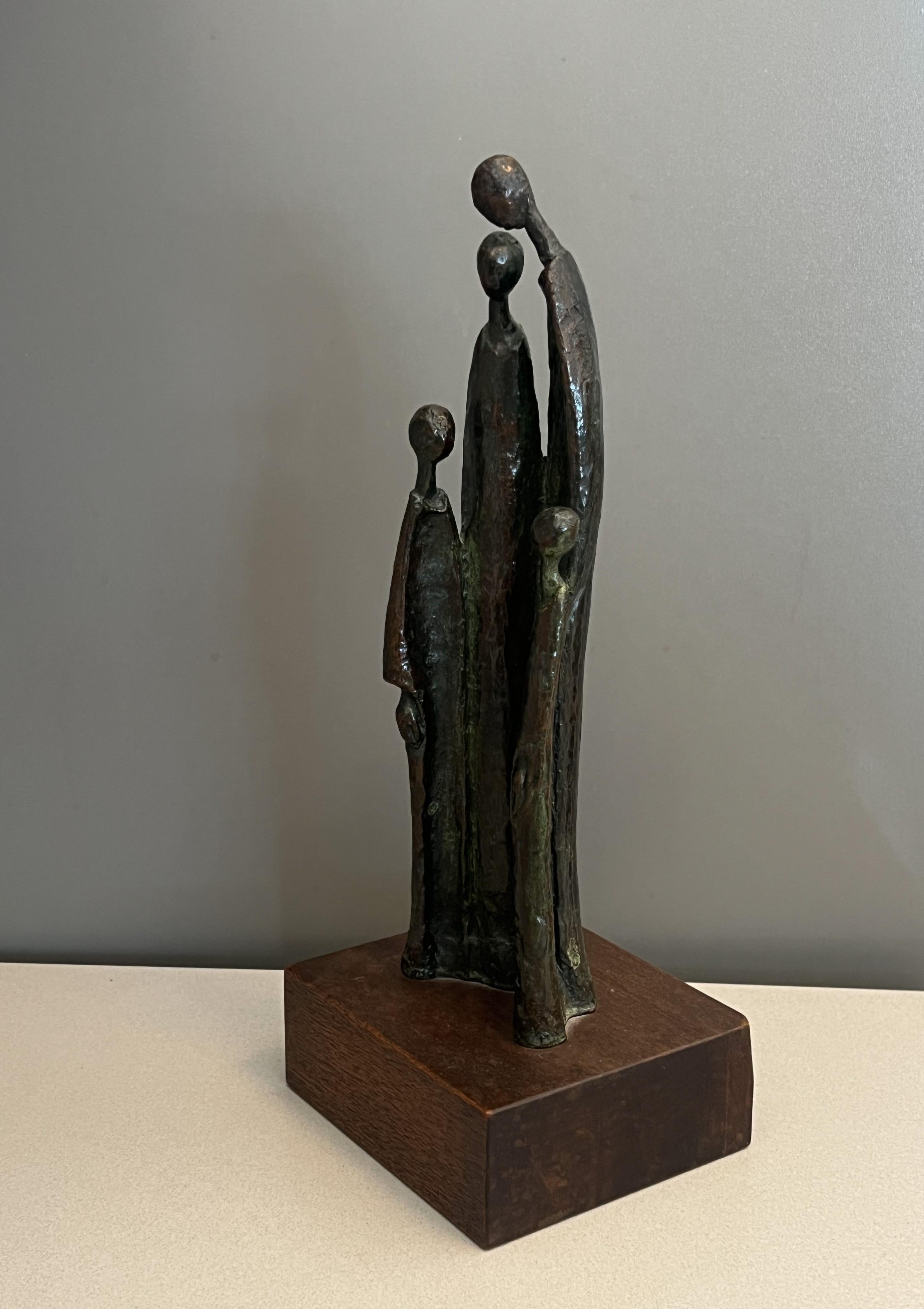 Bellissima scultura in bronzo fuso del 1970 che raffigura una famiglia su una base in noce. 
La scultura è un segno (vedi foto dettaglio). 

In splendide condizioni originali d'epoca, presenta lievi segni di usura dovuti all'età. 
