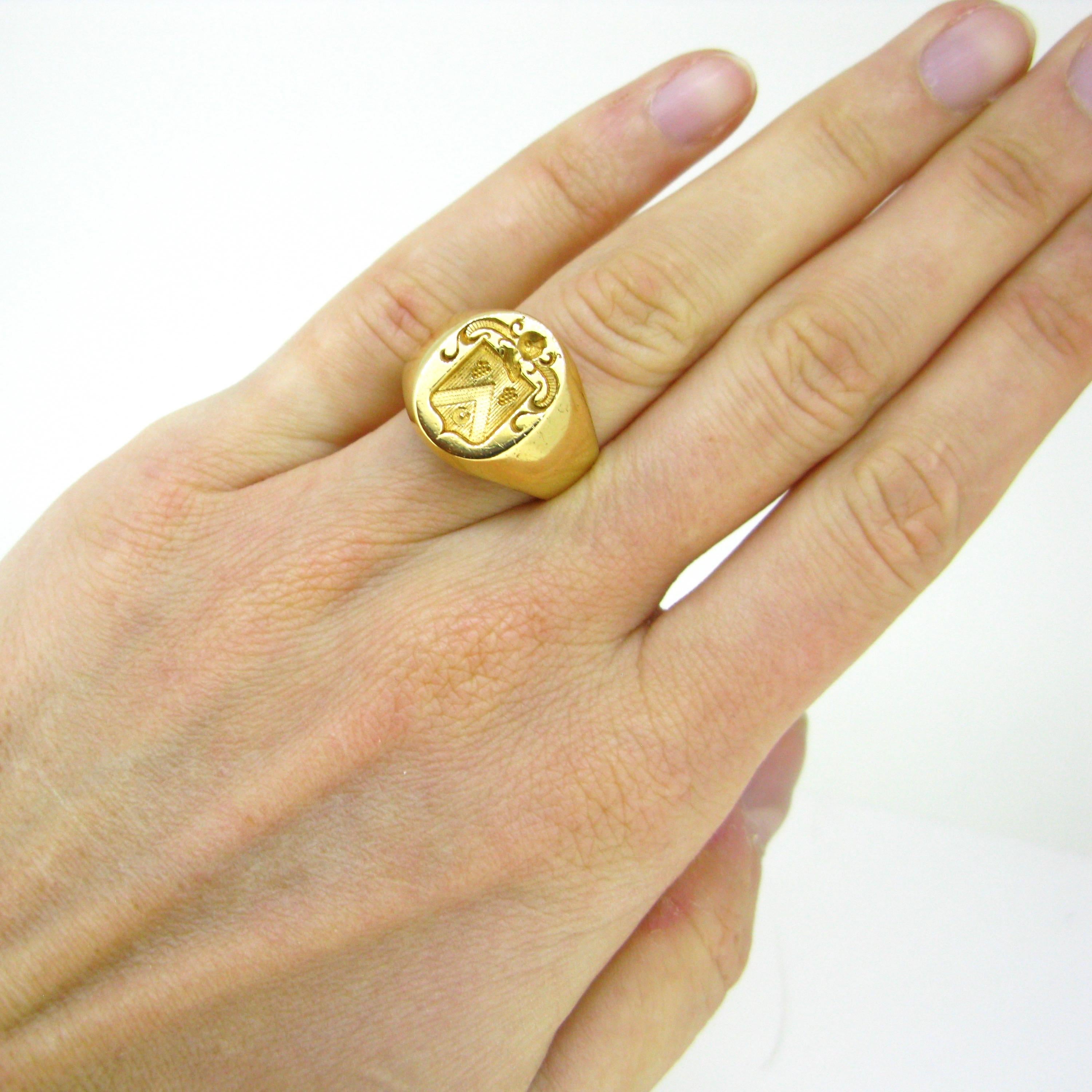 Family Crest Signet Yellow Gold Ring In Good Condition In London, GB