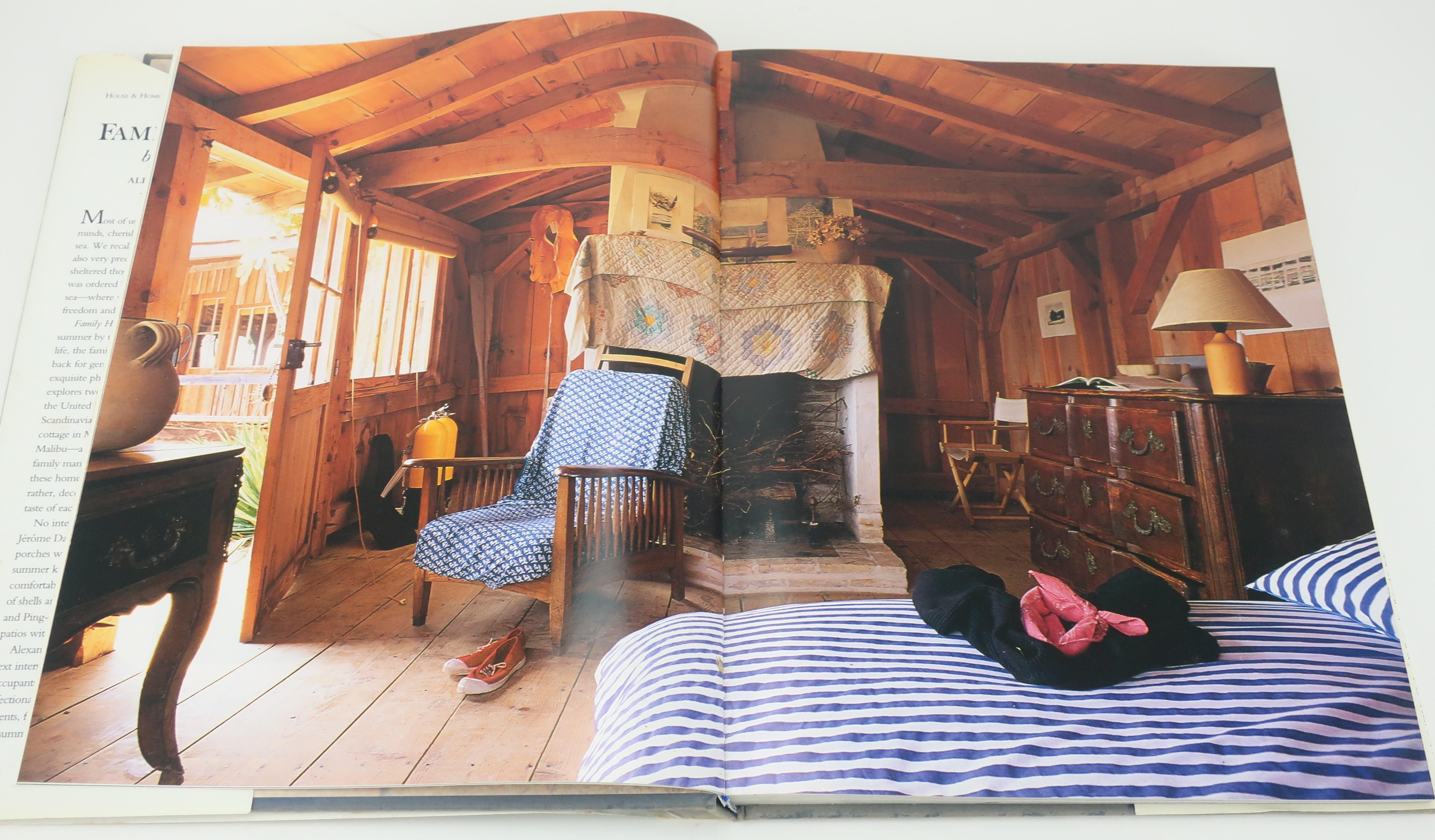 Livre de table basse Family Houses by the Sea, 1993 Unisexe en vente