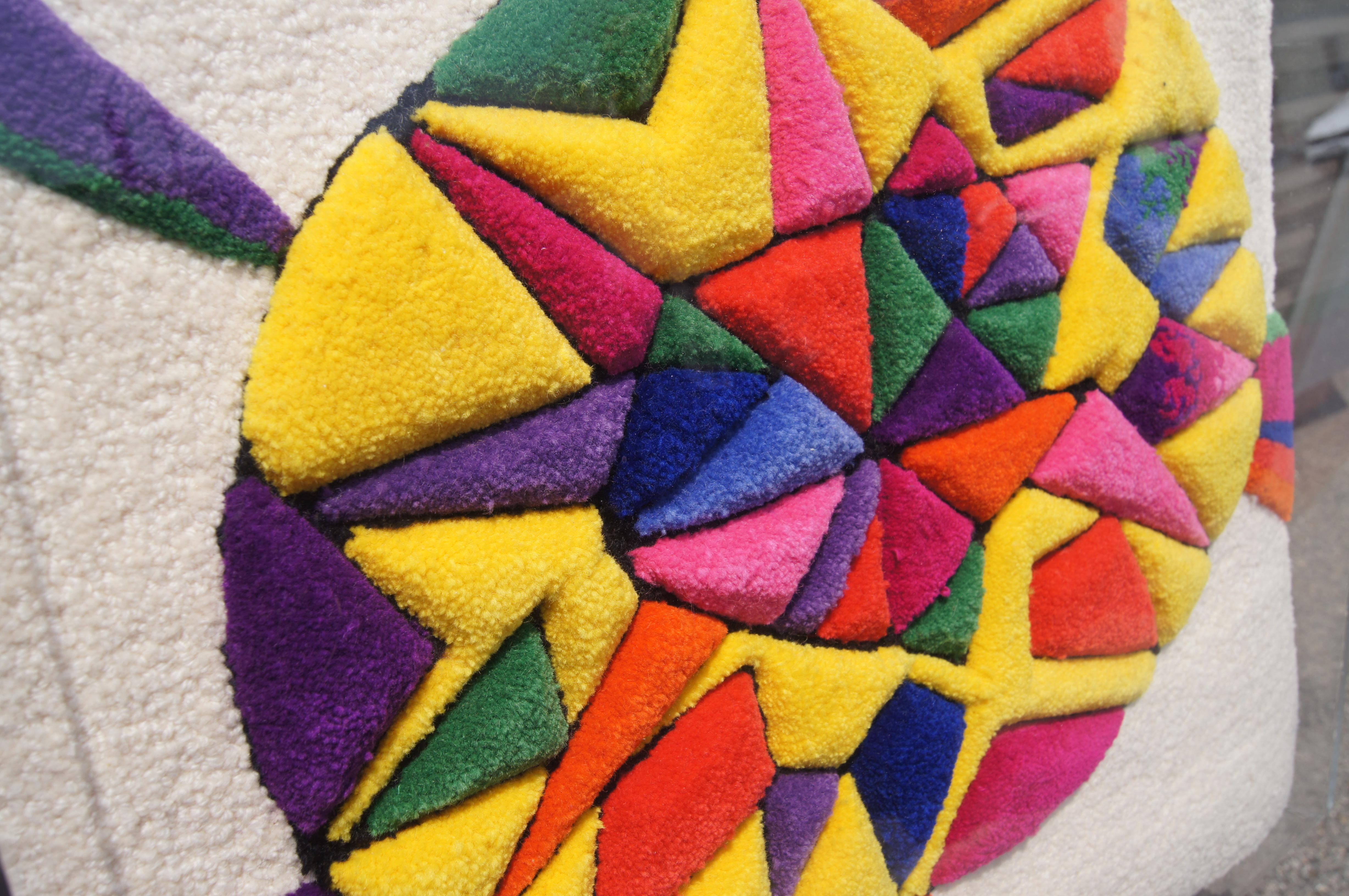 Familienschmuck, gerahmtes Muster eines abstrakten Teppichs von Edward Fields im Zustand „Gut“ im Angebot in Dorchester, MA