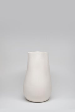 Grande cruche « famille ». Porcelaine brossée et intérieur émaillé