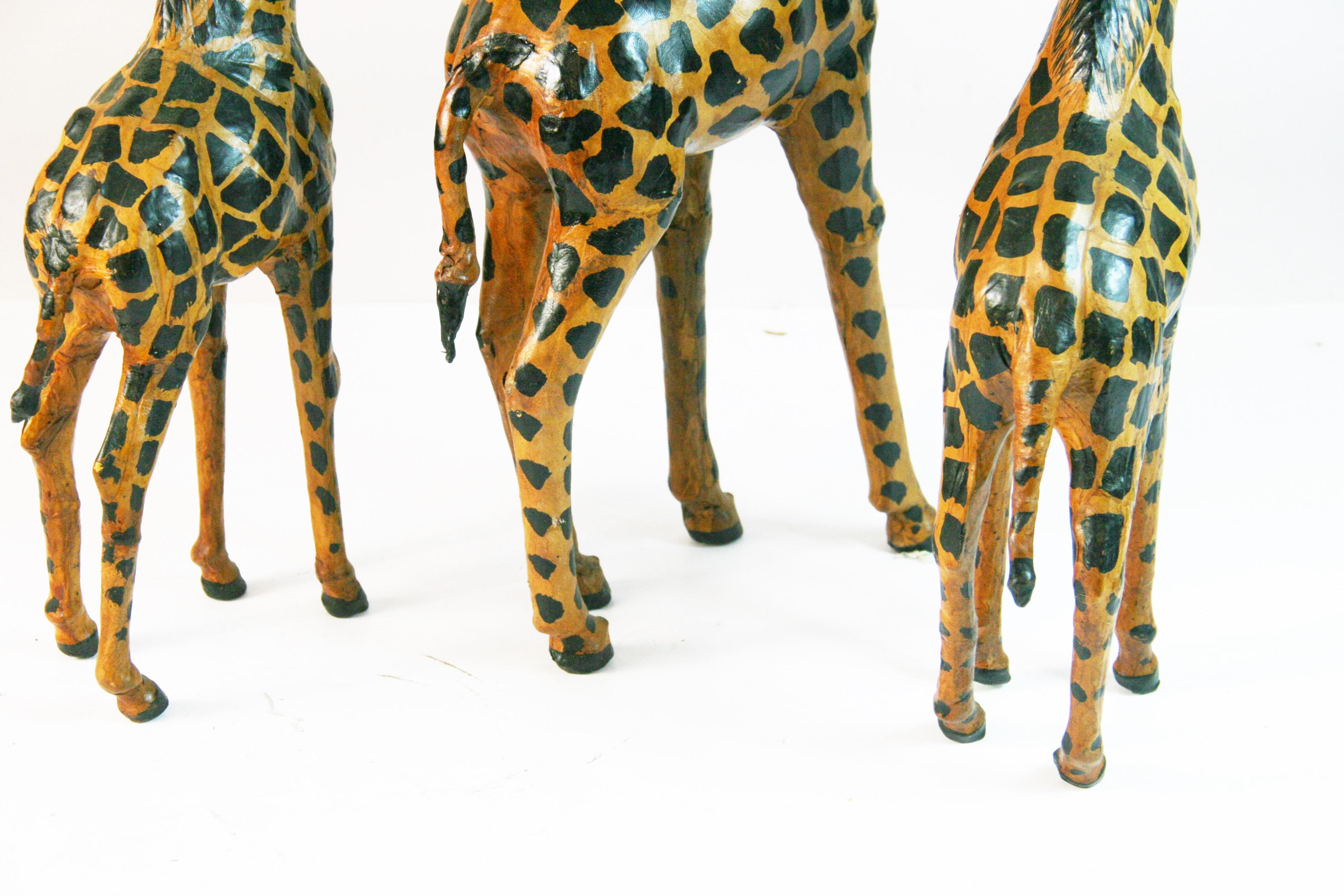 Famiglia di tre giraffe in pelle Hand Made in vendita 5