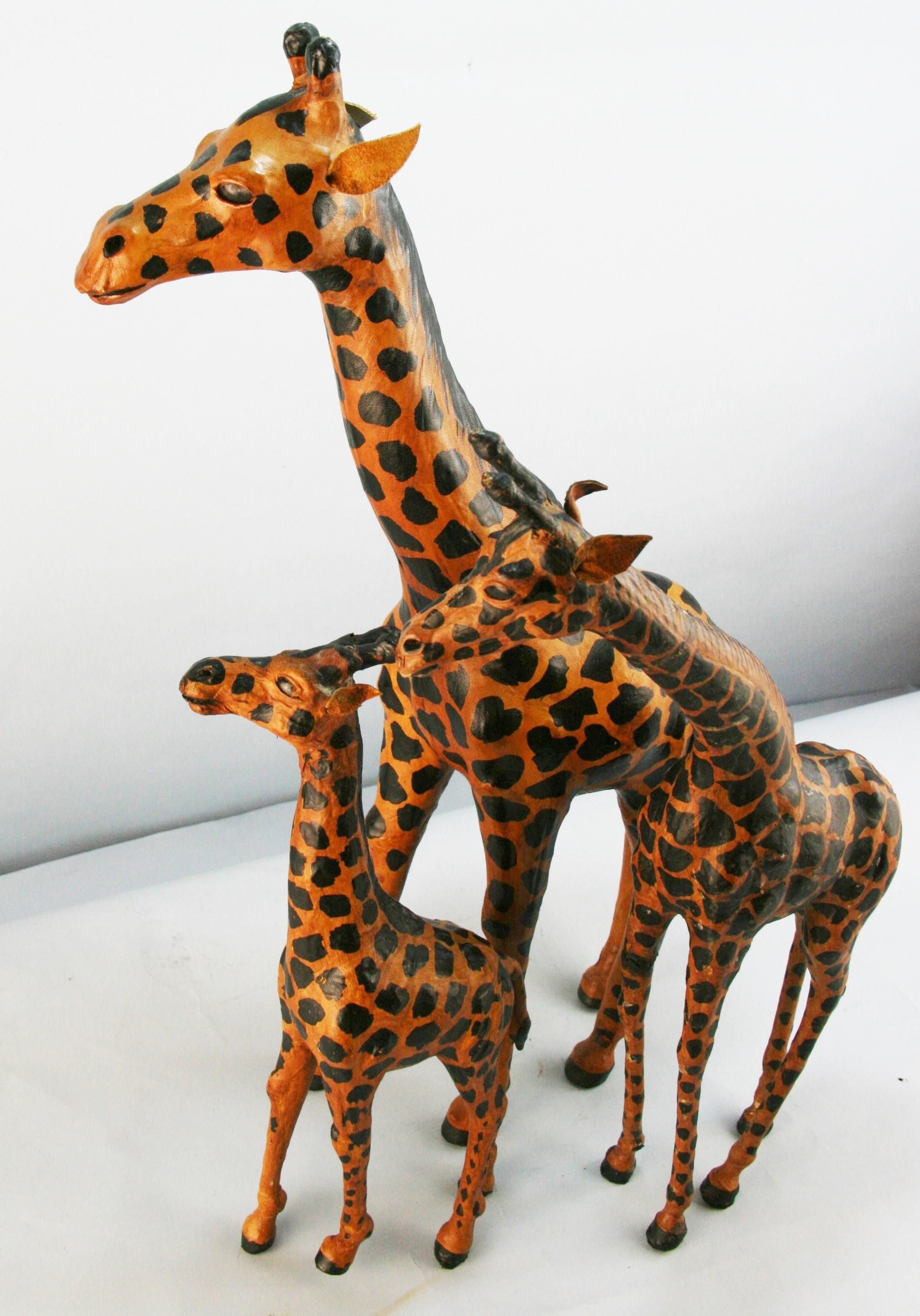 Family of Three Giraffes en cuir faits à la main 6