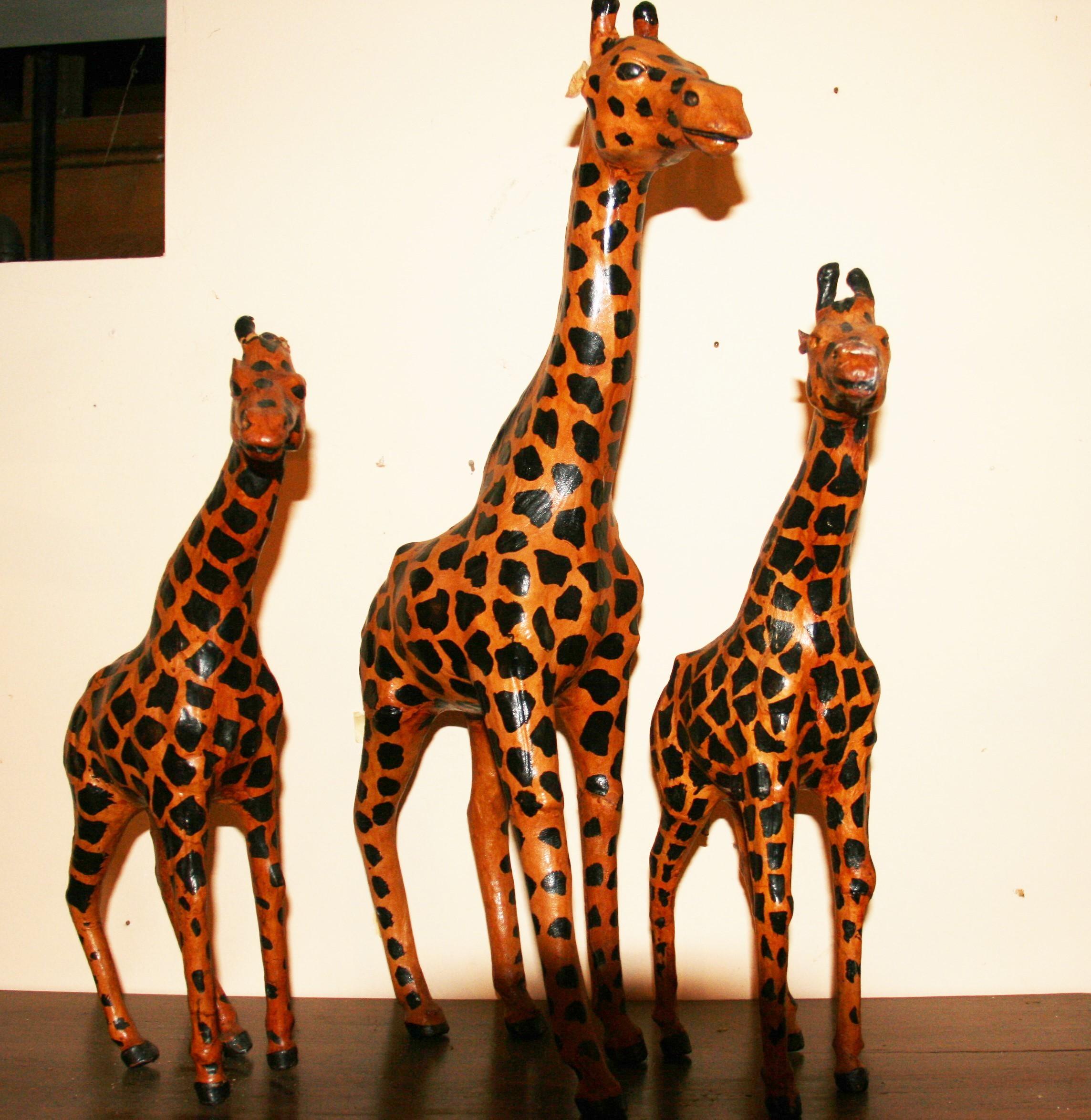 Famiglia di tre giraffe in pelle Hand Made in vendita 6