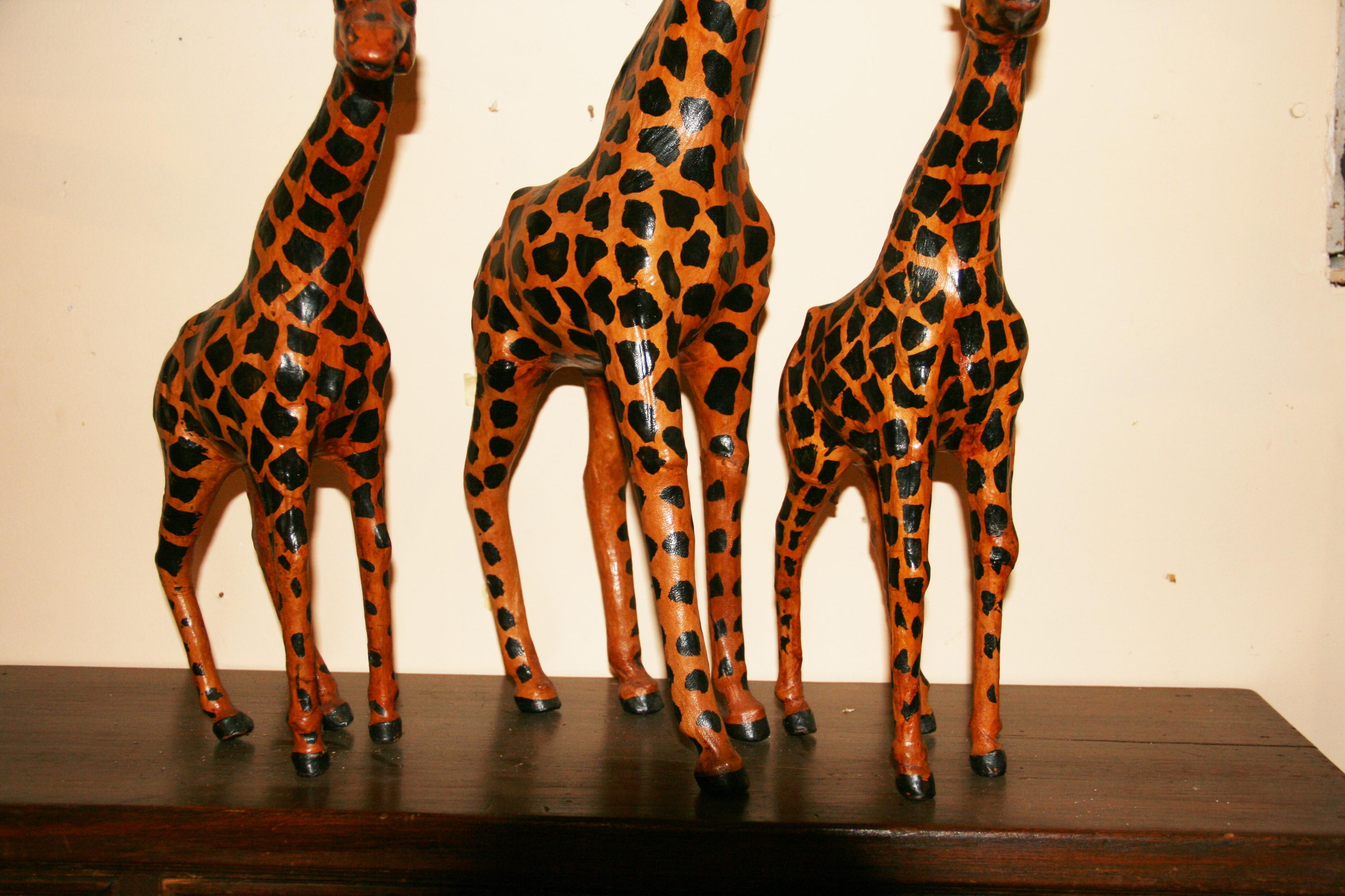 Famiglia di tre giraffe in pelle Hand Made in vendita 7