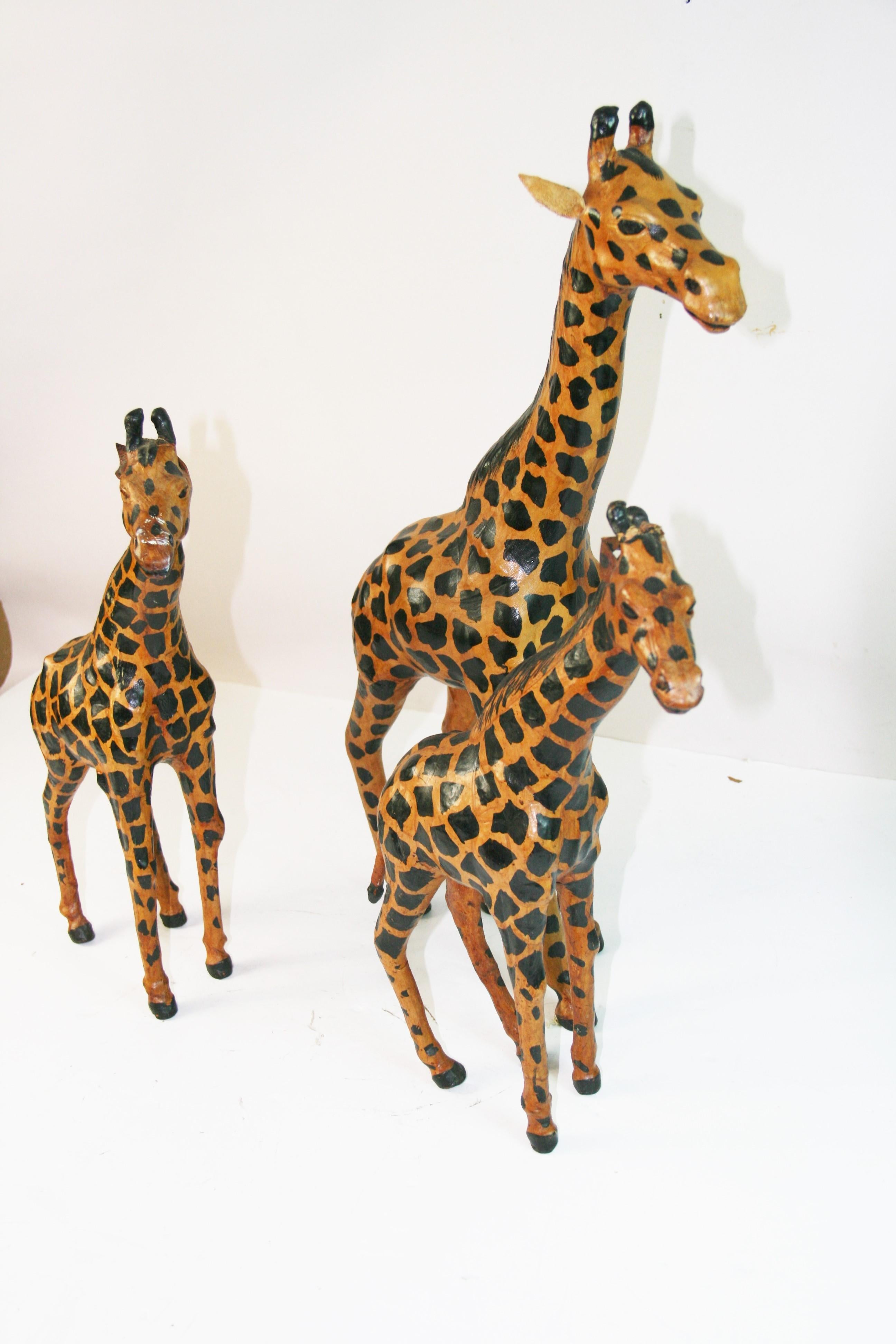 Famiglia di tre giraffe in pelle Hand Made In condizioni buone in vendita a Douglas Manor, NY