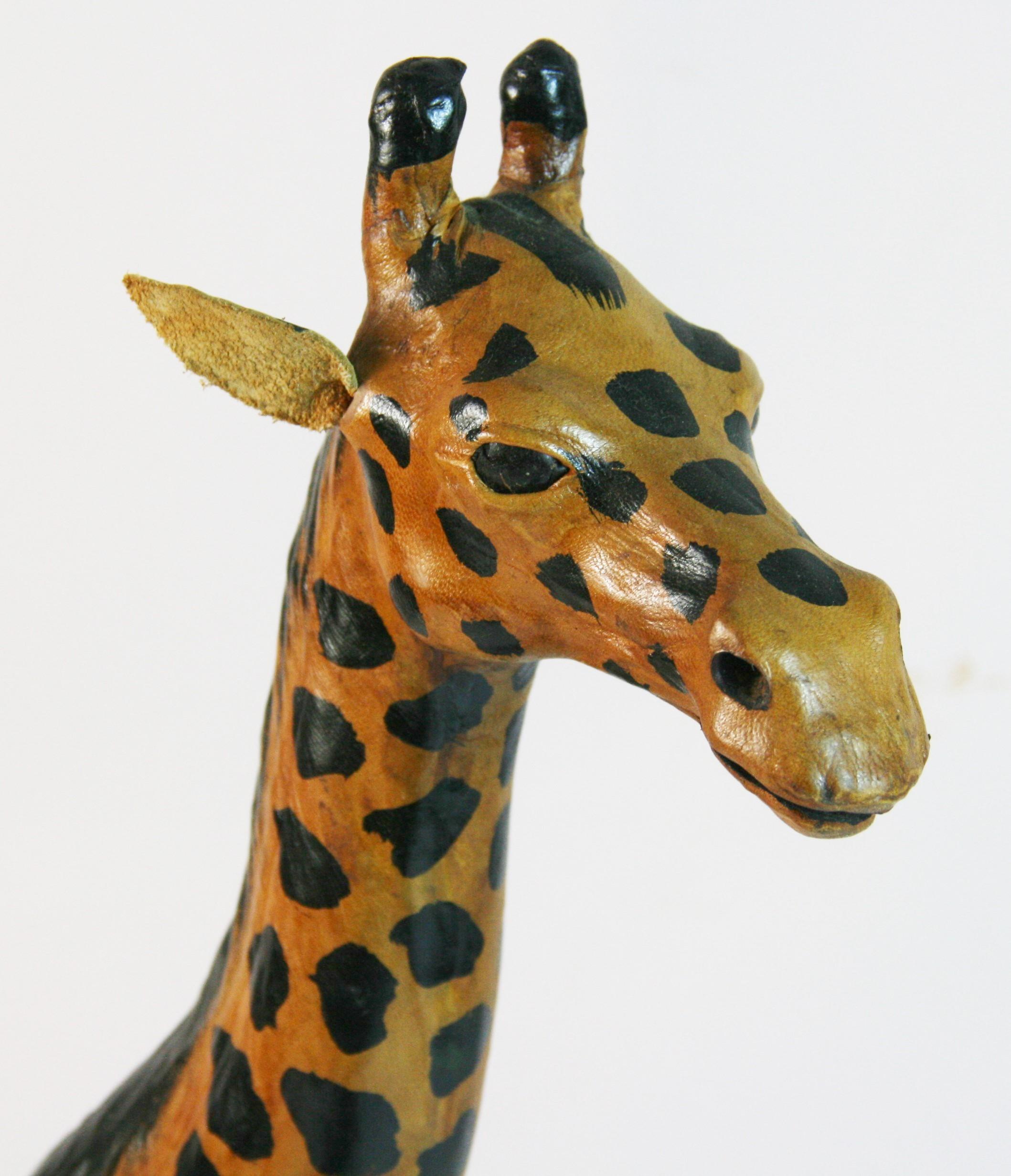 Metà XX secolo Famiglia di tre giraffe in pelle Hand Made in vendita