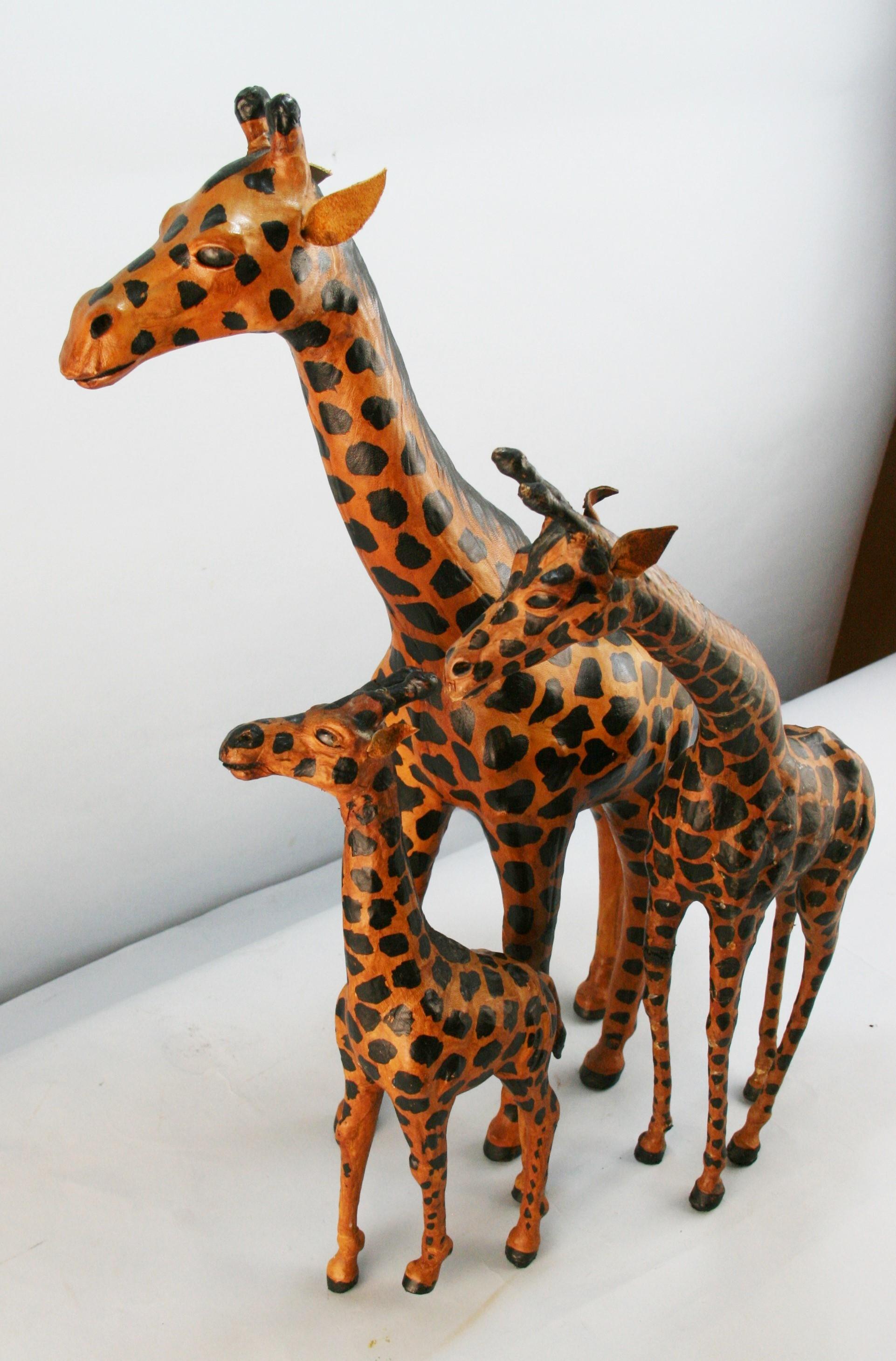 Cuir Family of Three Giraffes en cuir faits à la main