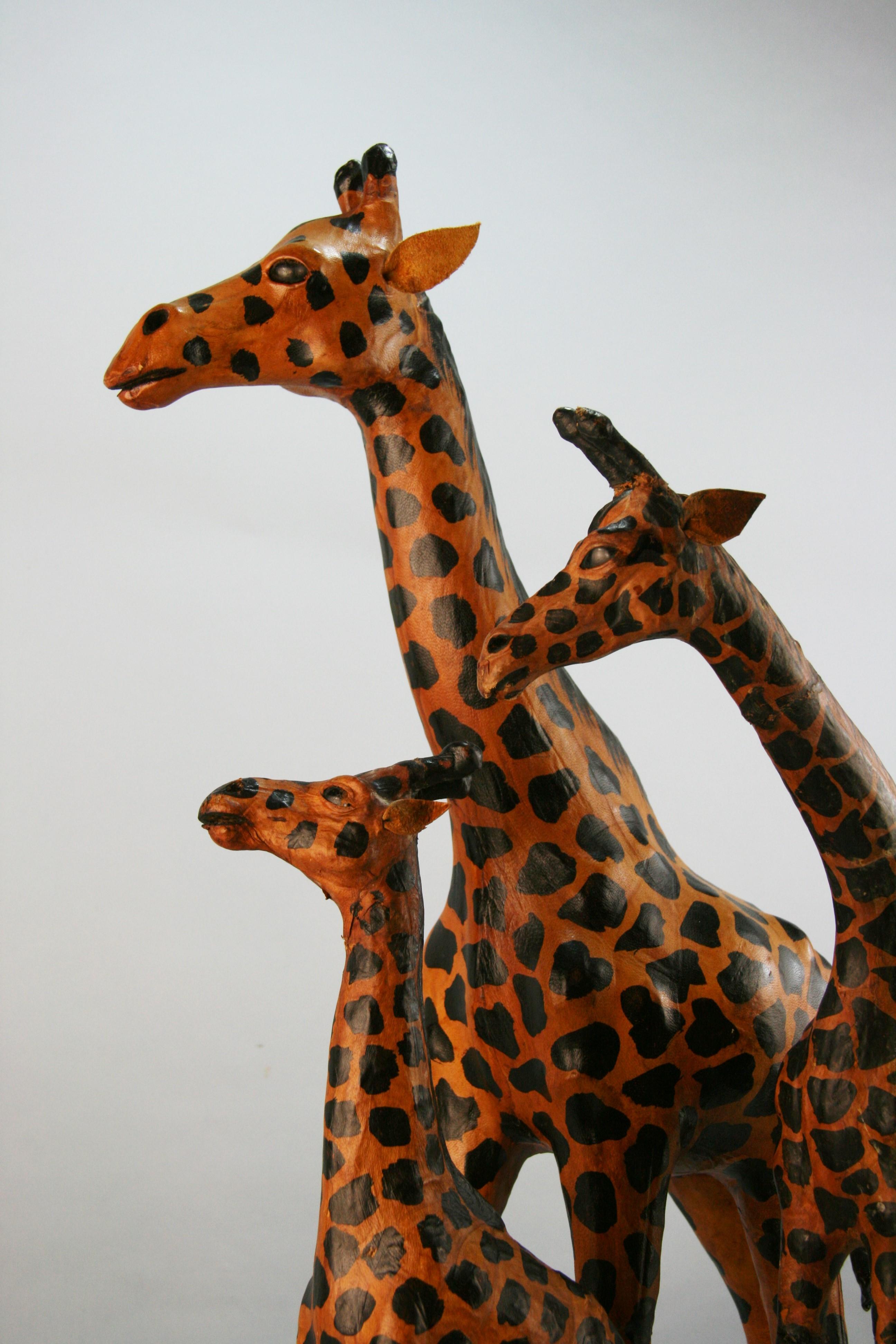 Family of Three Giraffes en cuir faits à la main 2
