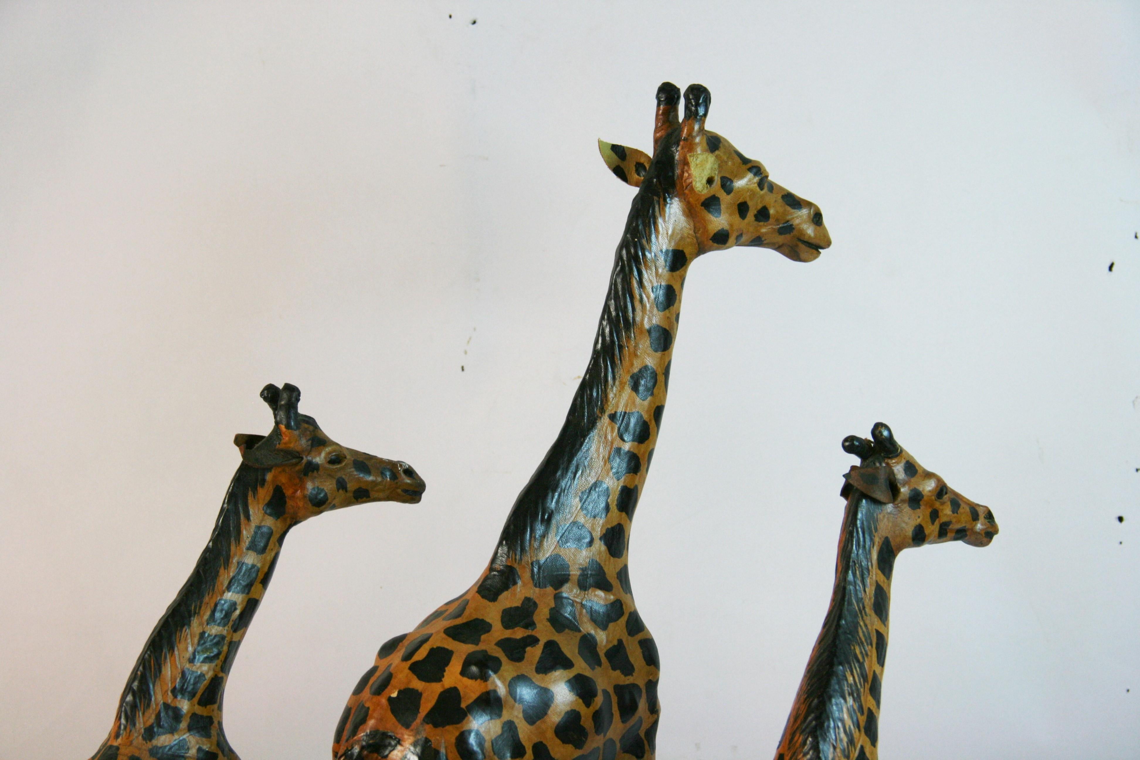 Famiglia di tre giraffe in pelle Hand Made in vendita 3