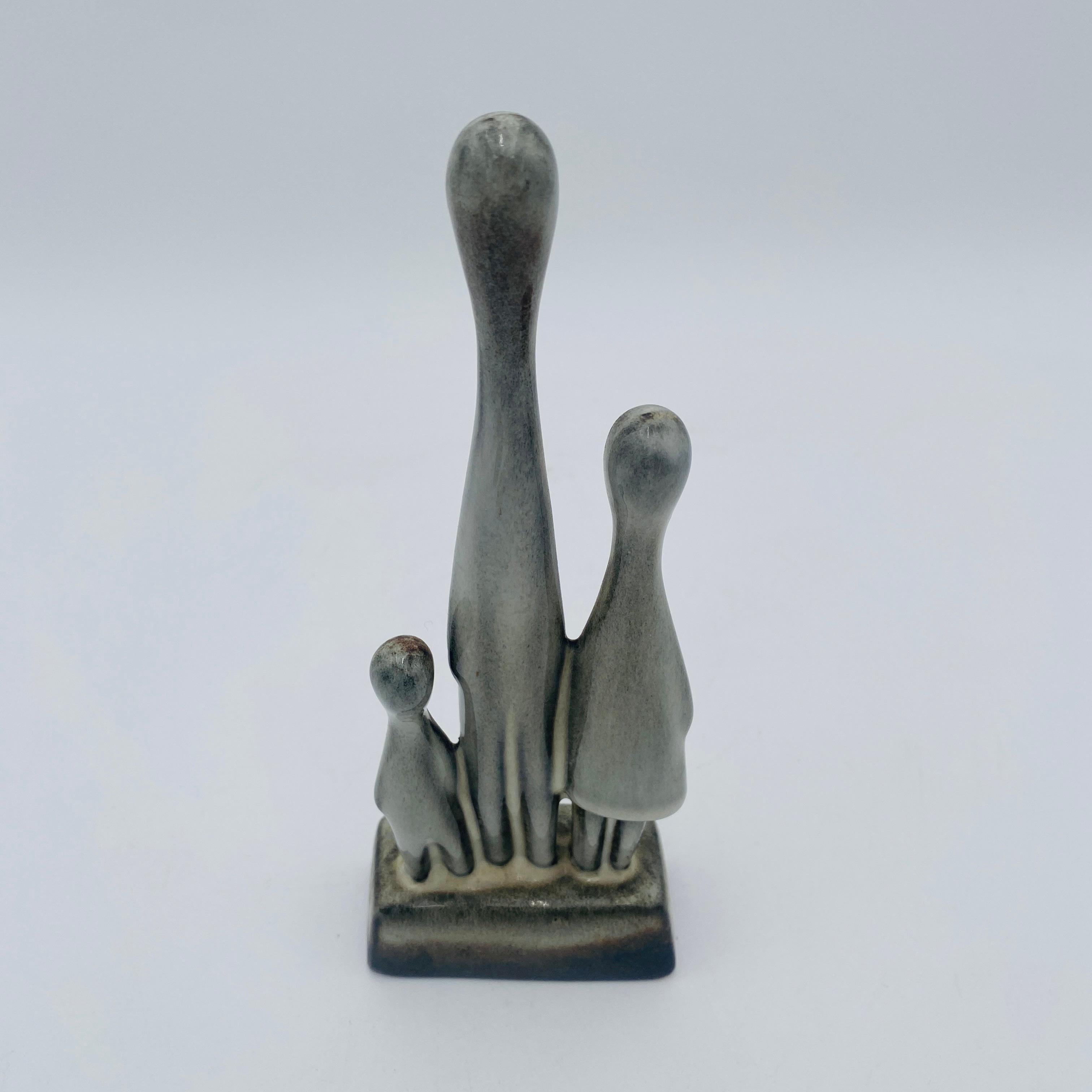 Familia de tres esculturas de porcelana de Howard Pierce en venta 3