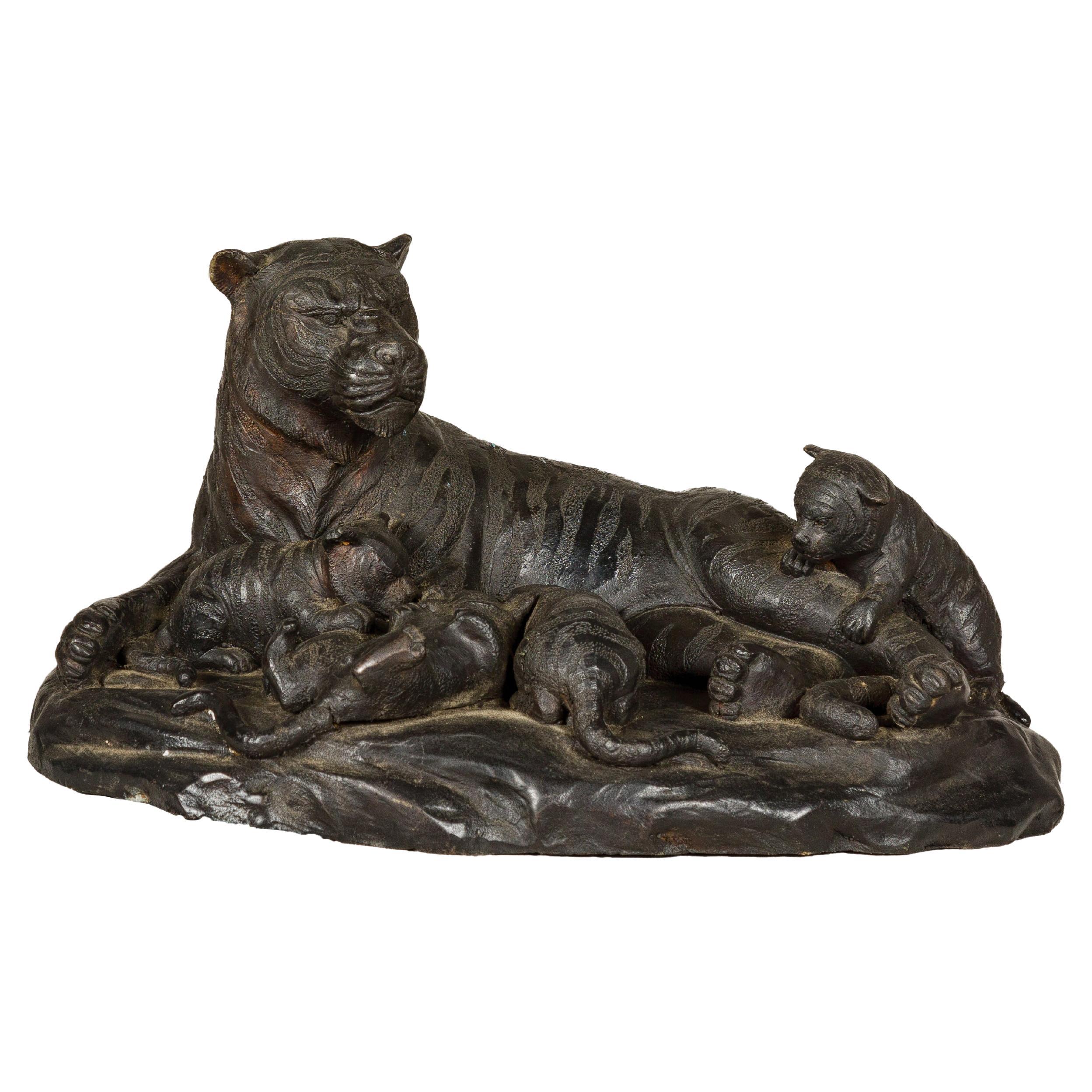 Statue d'une famille de tigres sur un plateau de table en bronze