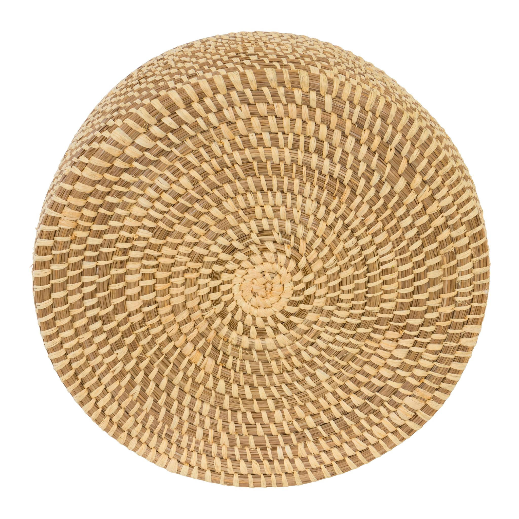 Large Coushatta lidded pine needle basket with pine cone and needle décor on top. This basket is attributed to Elssa (LC). Made from longleaf pine needles native to the state stitched with raffia on the sides. The lid with rounded knob is decorated