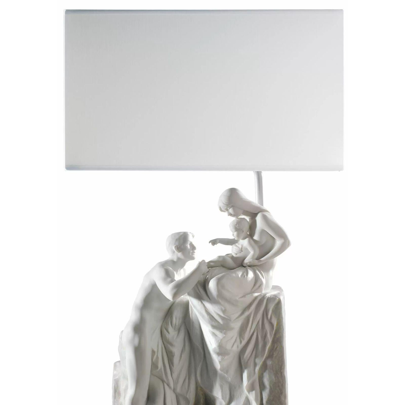 Lampe de table avec un design fait à la main en figurine de porcelaine Family.

Les lampes de table Lladró allient fonctionnalité, beauté et perfection sculpturale. Les lignes droites et les proportions parfaites de l'écran s'harmonisent et