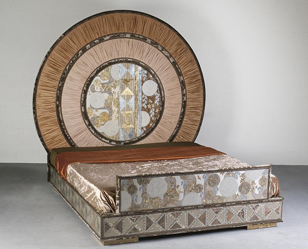 Fammi Sognare-Bett von Valentina Giovando
Abmessungen: B 172 x T 201 x H 60 cm.
MATERIALIEN: Holzstruktur, Stoff, Metall- und Messingelemente, Pailletten, Bergglas, Verzierungen, Nägel und Nieten. 

Valentina Giovando, lebt und arbeitet in Sarzana,
