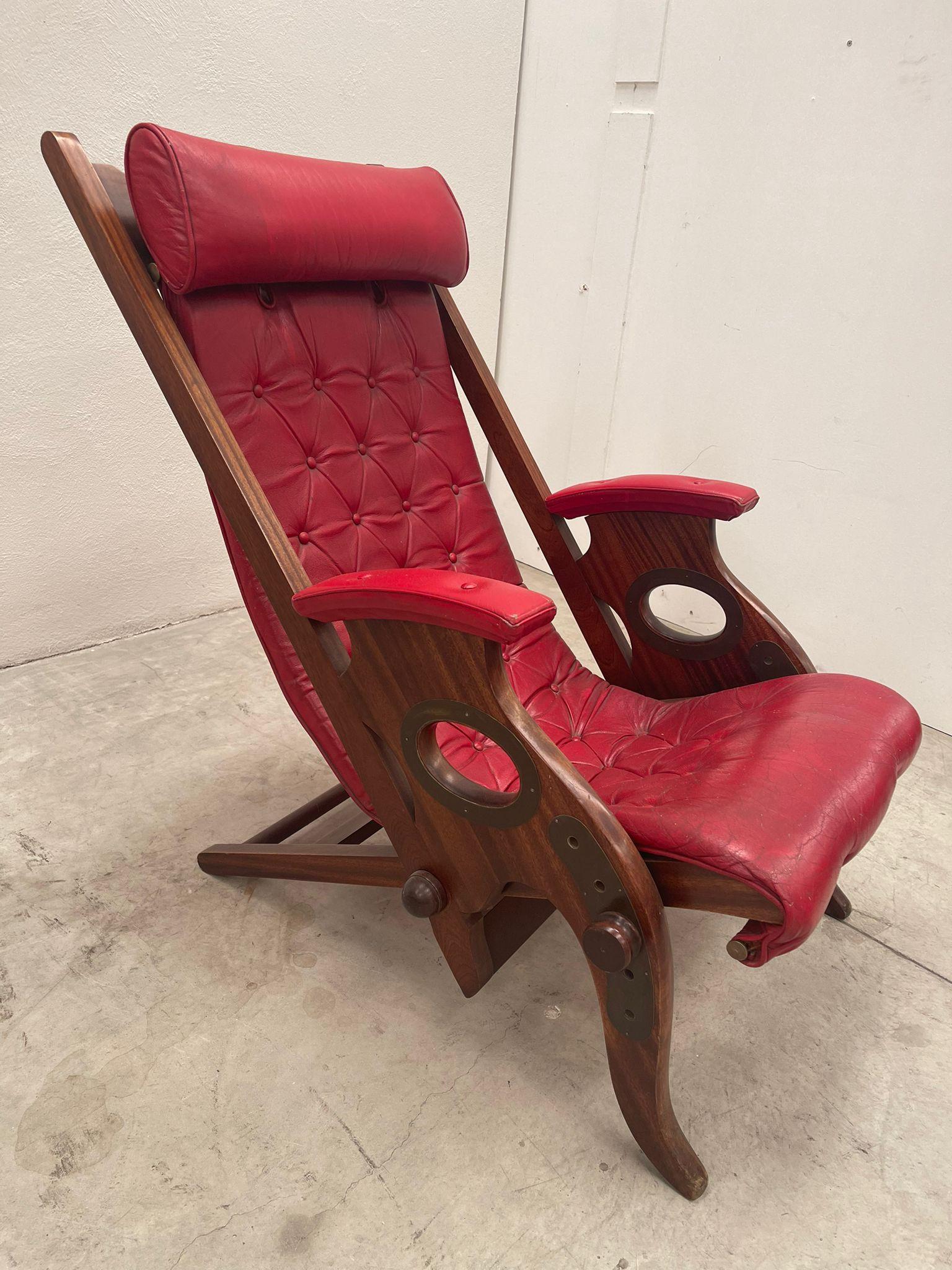 Belle chaise de style anglais fabriquée en Italie. Les couleurs contrastées, avec un rouge vif et une couleur bois, rendent cette pièce unique. 

En bon état. 