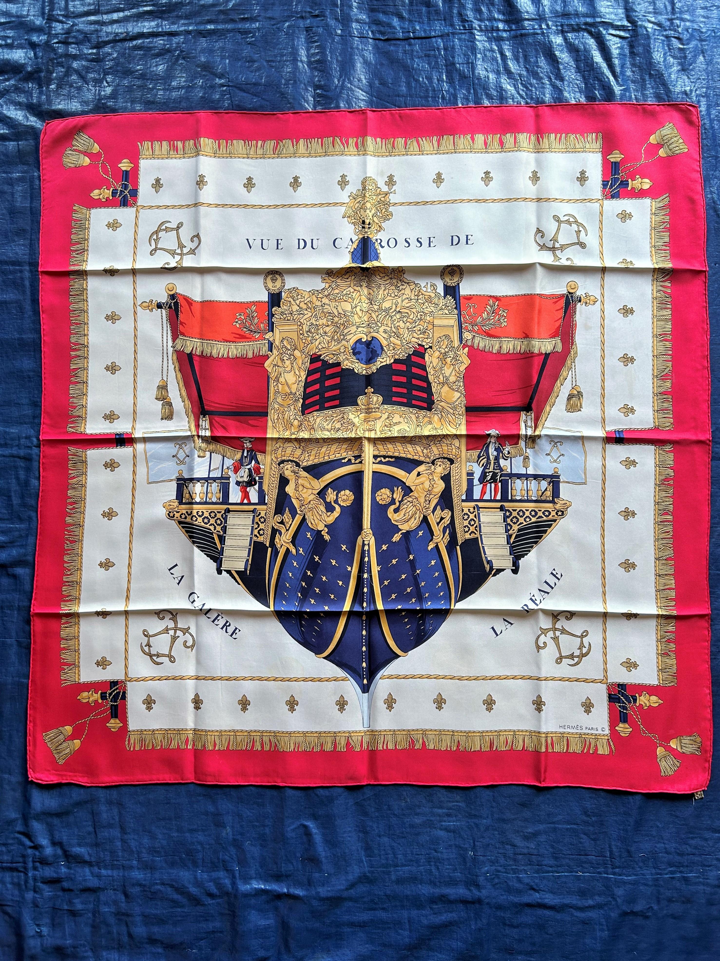 Beige Famoso foulard di Hermès intitolato La Réale by Hugo Grygkar con la sua scatola CIRCA 1990 in vendita