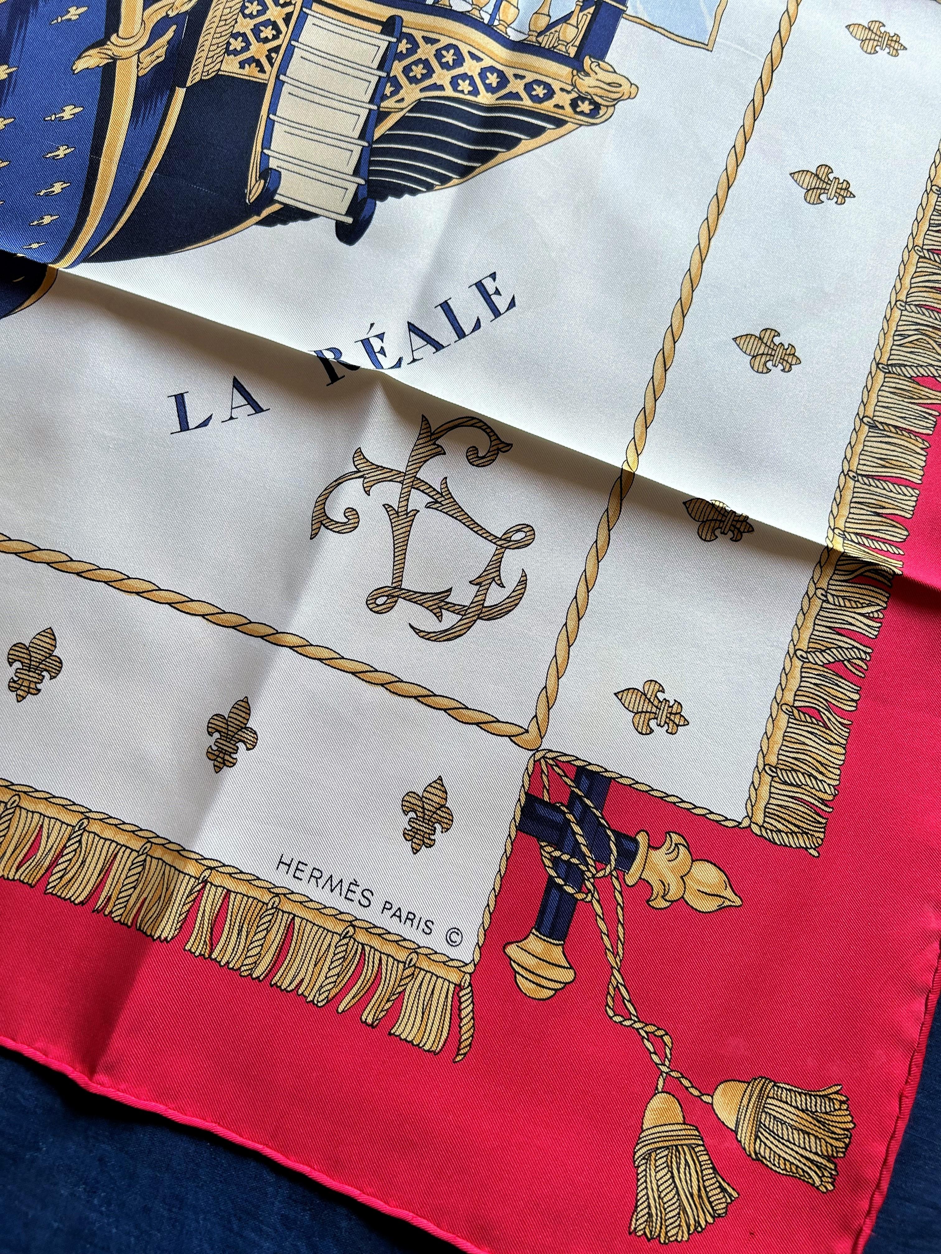 da uomo o donna Famoso foulard di Hermès intitolato La Réale by Hugo Grygkar con la sua scatola CIRCA 1990 in vendita