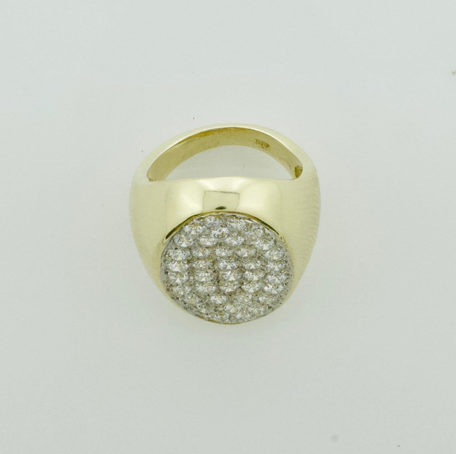 Pave Diamant Ring in 18 Karat 2,00 Karat in 18k
Achtunddreißig runde Diamanten im Brillantschliff mit einem Gewicht von etwa 2,00 Karat [GH-VVS-VS1]  Sehr feine Diamanten
Derzeit Größe 4,75 (die Petite Celebrity's Größe) kann von uns oder Ihrem