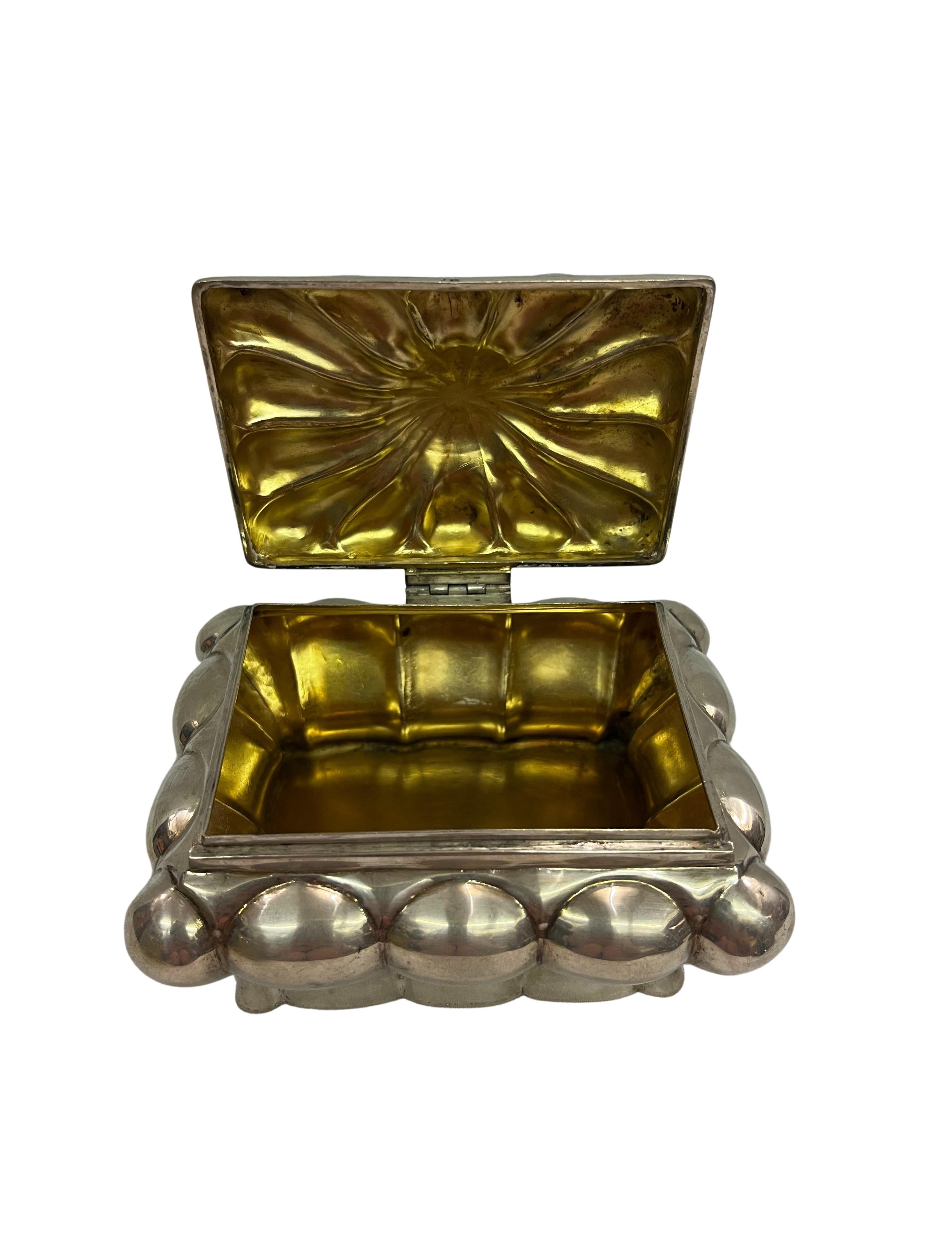 Incantevole scatola per bomboniere in argento massiccio, placcata in oro all'interno, con testa di Diana e marchio di garanzia Austria Ungheria.

Questa particolare forma, tipica di Vienna e Budapest, è particolarmente decorativa.
Questa zuccheriera