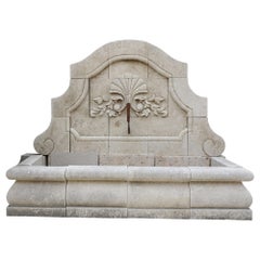 Wandbrunnen mit fächerförmigem Blumenmuster