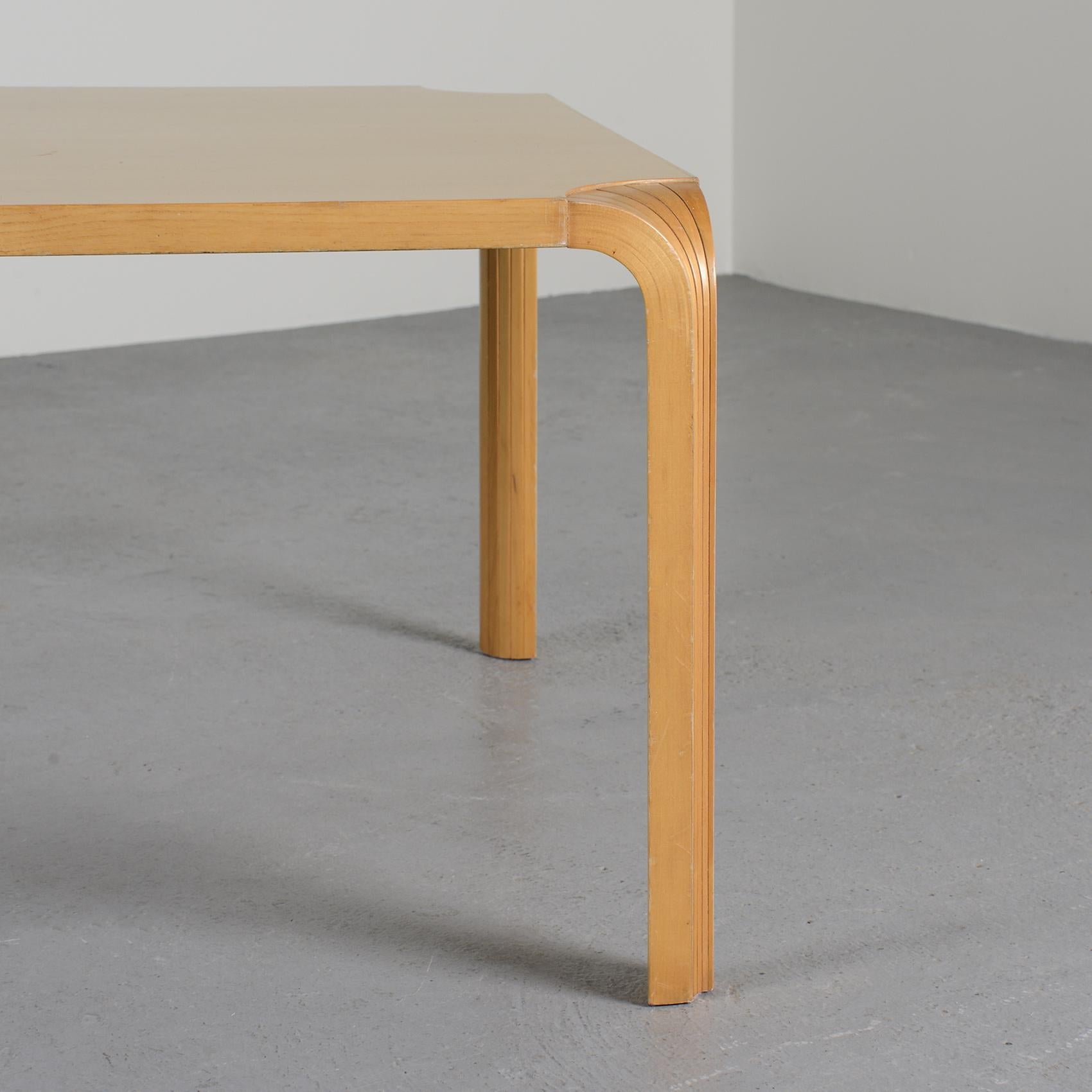The Alvar Aalto Fan Leg Coffee Table is a classic piece of modernist furniture designed by Finnish architect and designer Alvar Aalto in the 1960s. The table's distinctive fan-shaped legs, made from solid birch, give it a unique and elegant