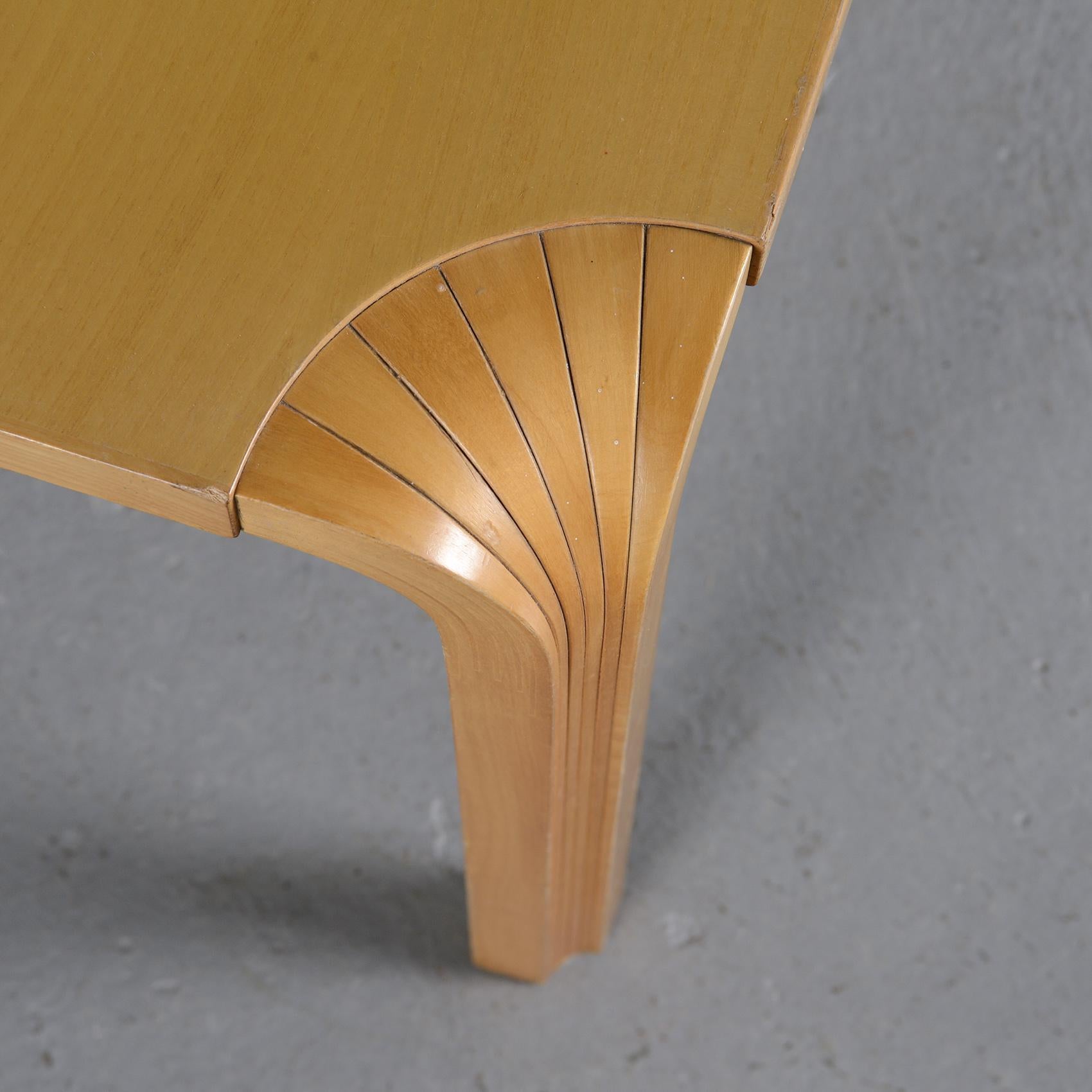Fan Leg Coffee Table by Alvar Aalto, circa 1970 In Good Condition In VILLEURBANNE, FR