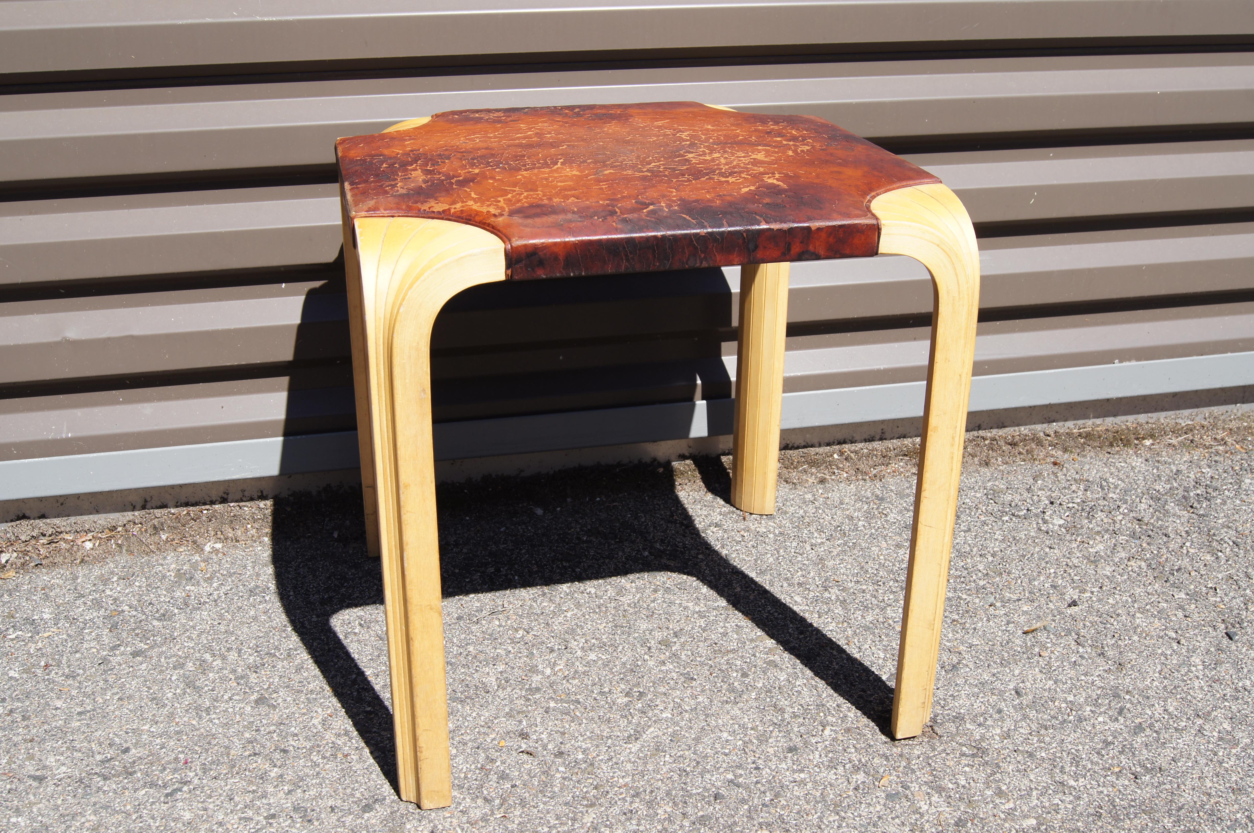 Beistelltisch mit Fächerbeinen, Modell X601, aus Birke und Leder von Alvar Aalto für Artek (Skandinavische Moderne) im Angebot