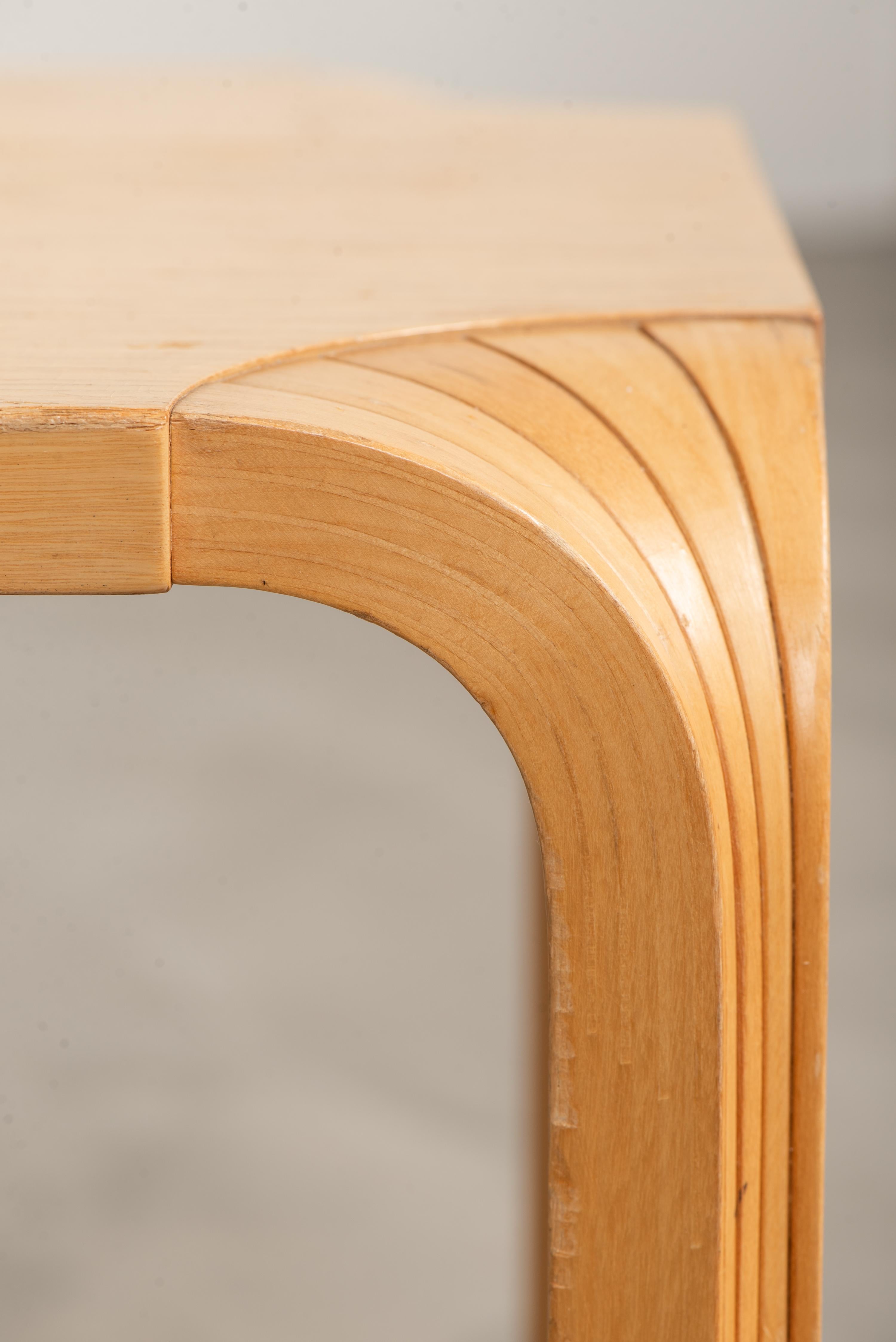 Taburete con pata de abanico X601 Alvar Aalto para Artek, Finlandia, años 60 en venta 3