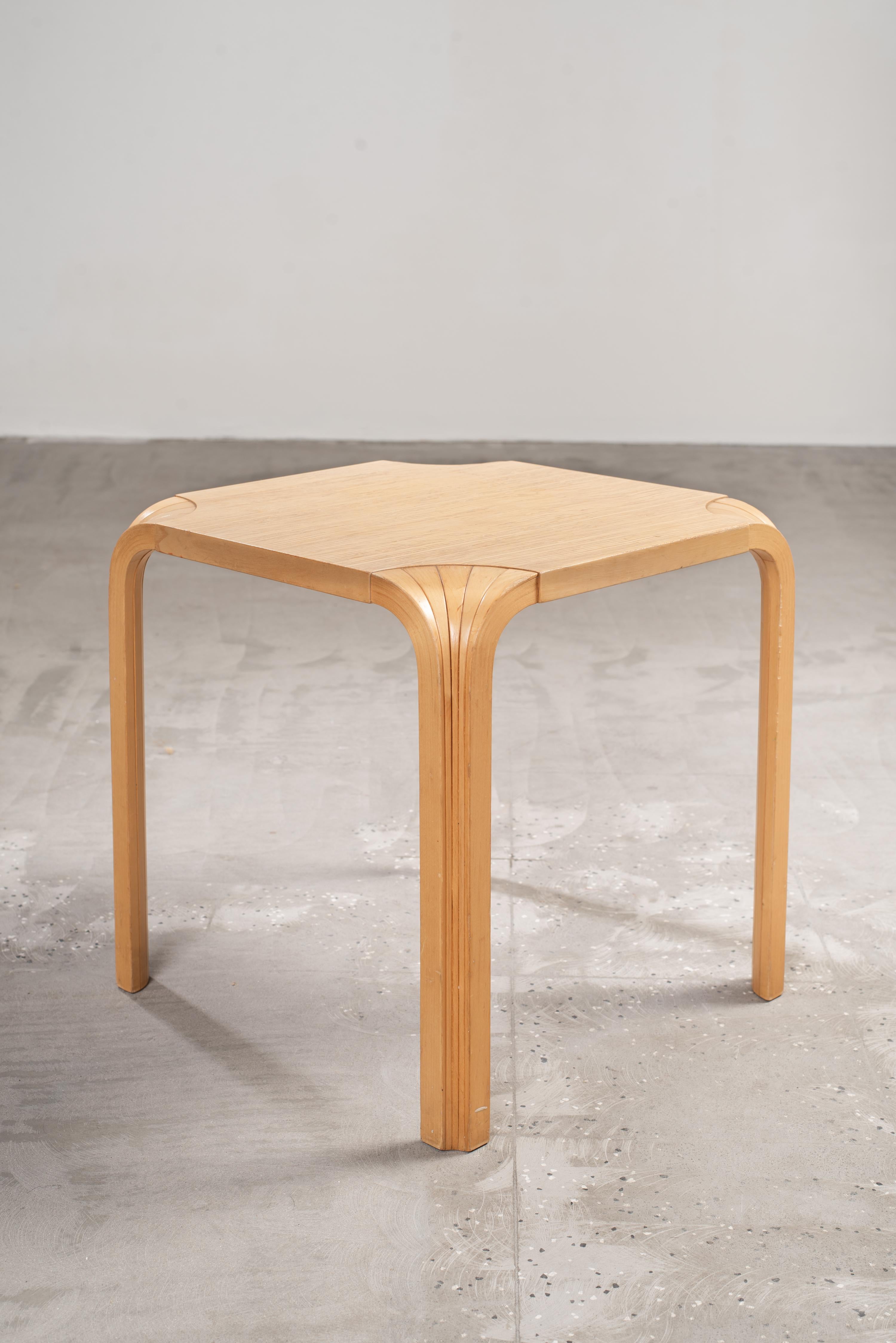 Taburete con pata de abanico X601 Alvar Aalto para Artek, Finlandia, años 60 en venta 8