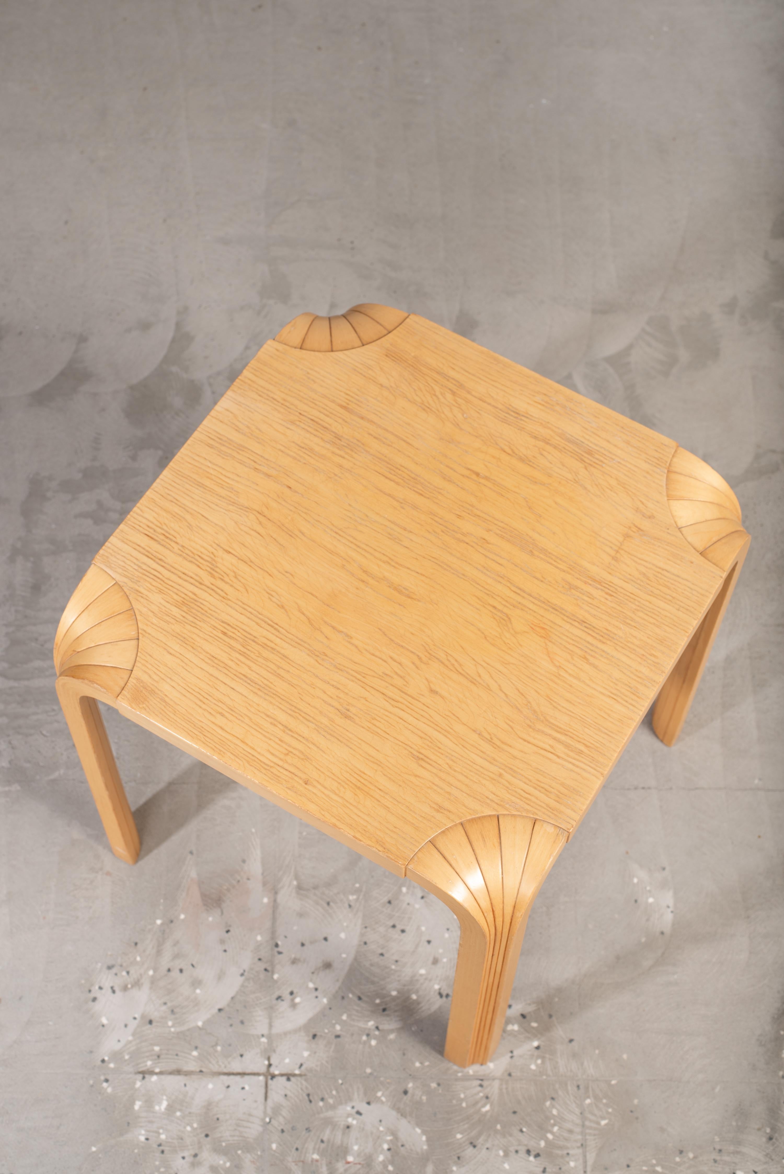 Model No. X601 es un clásico modernista, diseñado por Alvar Aalto en 1954. Esta pieza versátil es ligera, pero robusta y fácil de usar tanto en espacios públicos como privados, como taburete o mesita auxiliar. El tacto cálido y orgánico del abedul