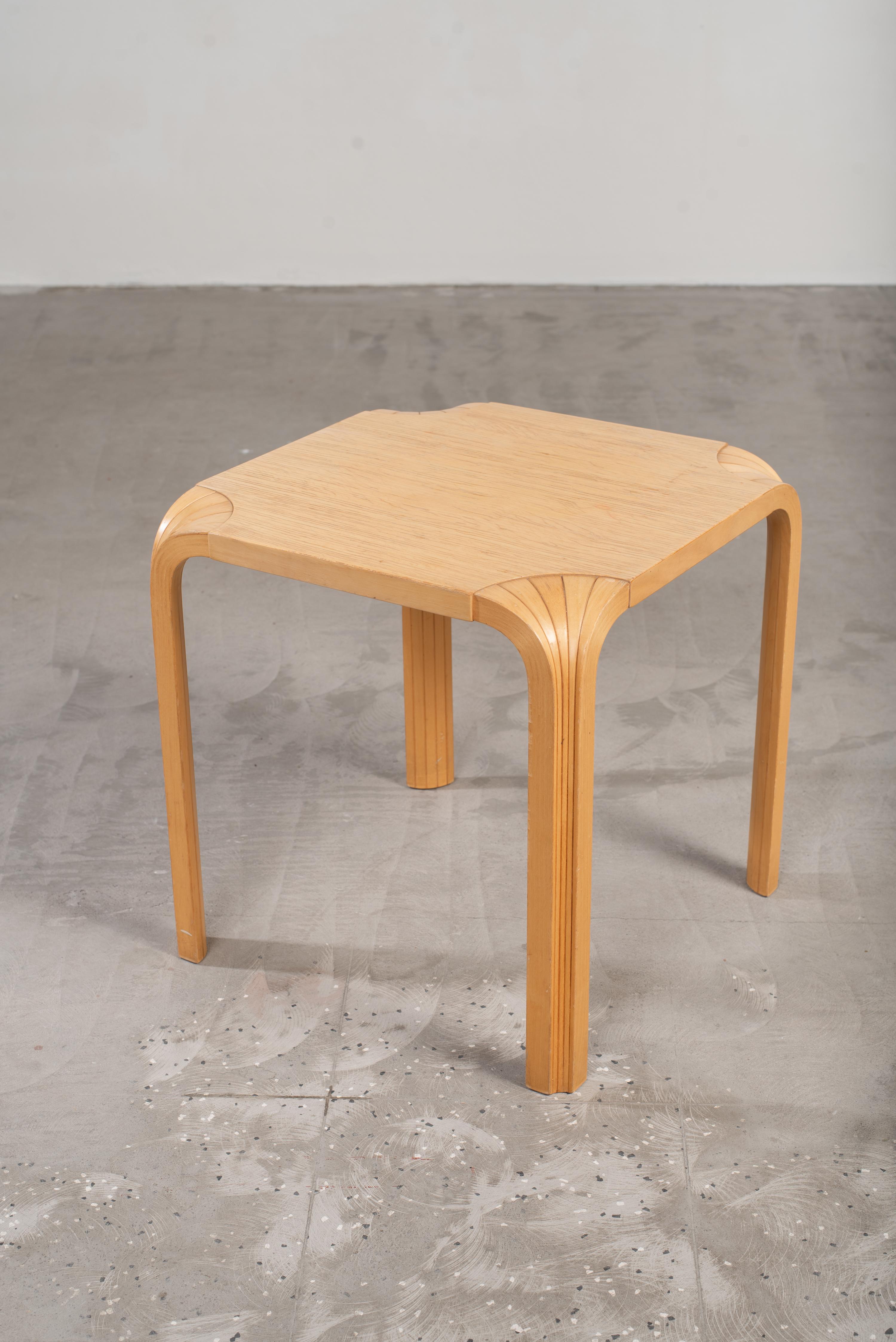 Taburete con pata de abanico X601 Alvar Aalto para Artek, Finlandia, años 60 Escandinavo moderno en venta