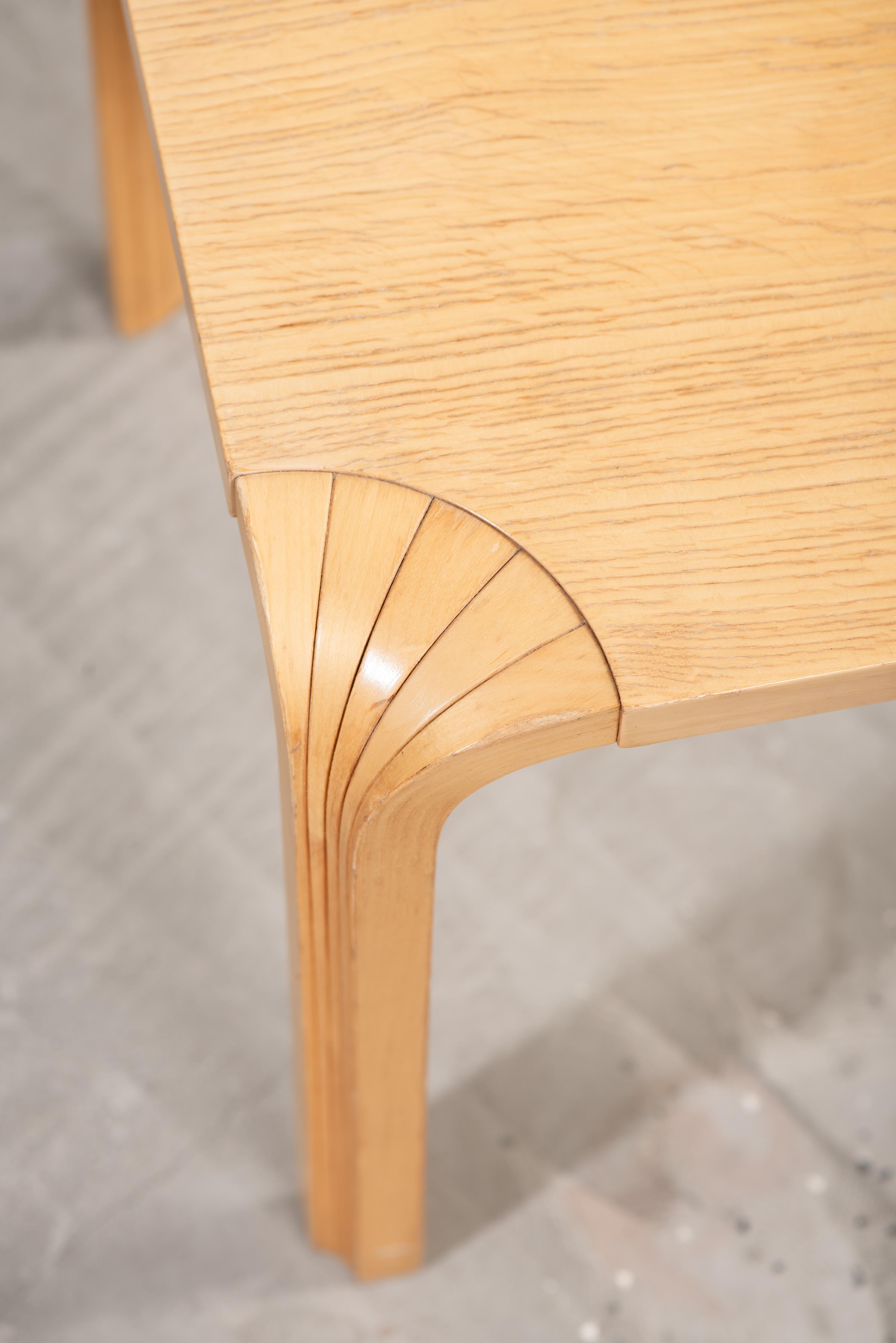 Taburete con pata de abanico X601 Alvar Aalto para Artek, Finlandia, años 60 en Bueno estado para la venta en Karis, Nyland