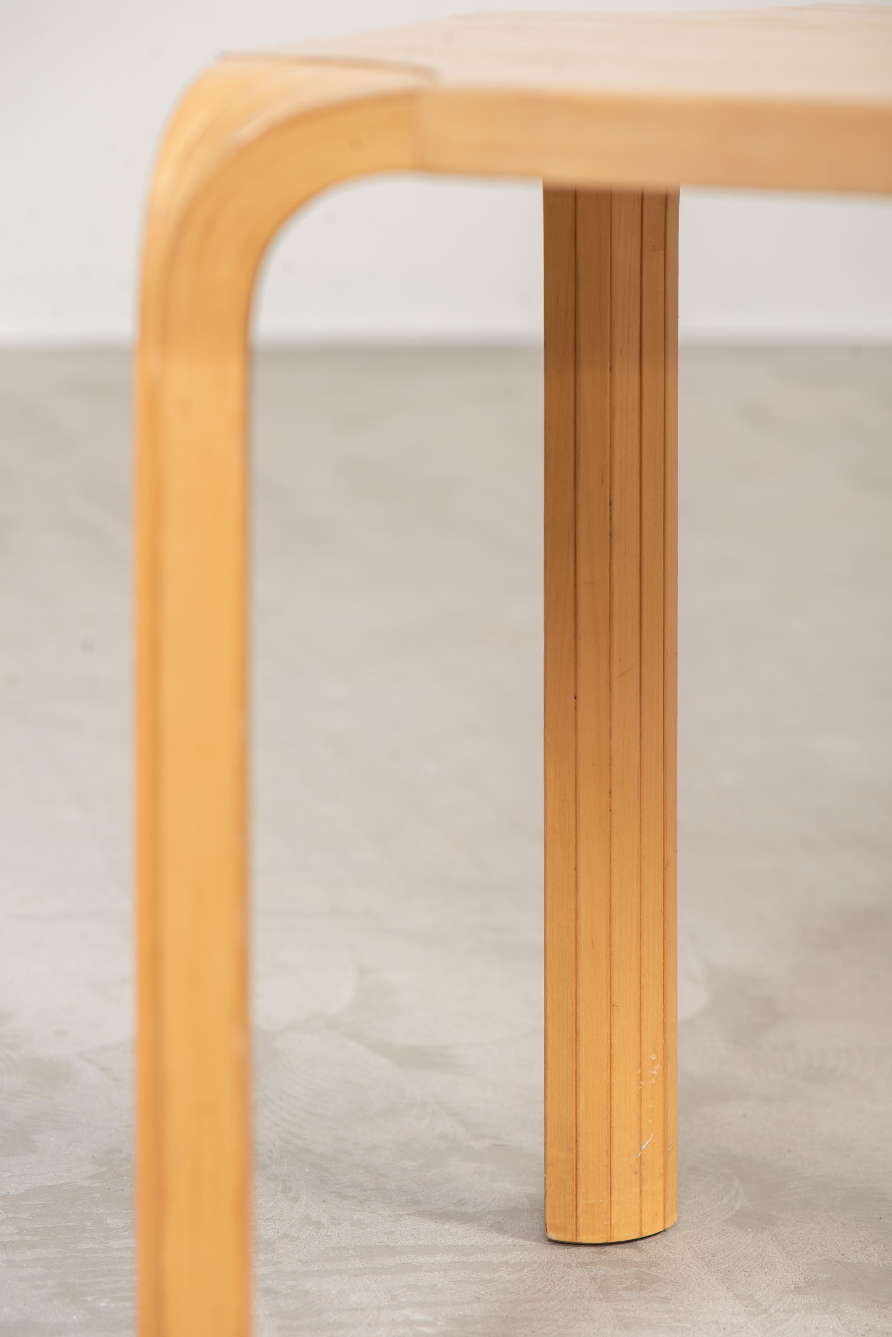 Taburete con pata de abanico X601 Alvar Aalto para Artek, Finlandia, años 60 en venta 2