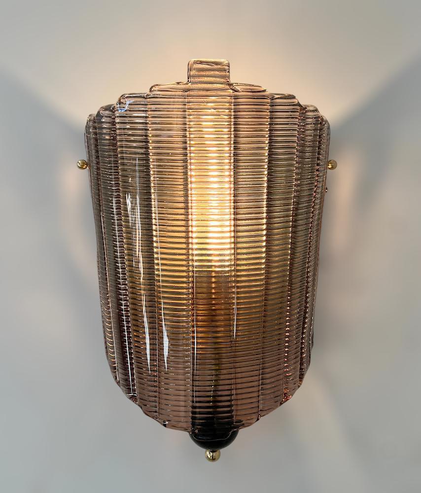 Aplique italiano mostrado con cristal de Murano ahumado texturizado soplado a mano, remate de cristal negro y detalles de latón / Diseñado por Fabio Bergomi para Fabio Ltd / Fabricado en Italia
1 luz / E26 o E27 / máx. 60W cada una 
Altura: 17