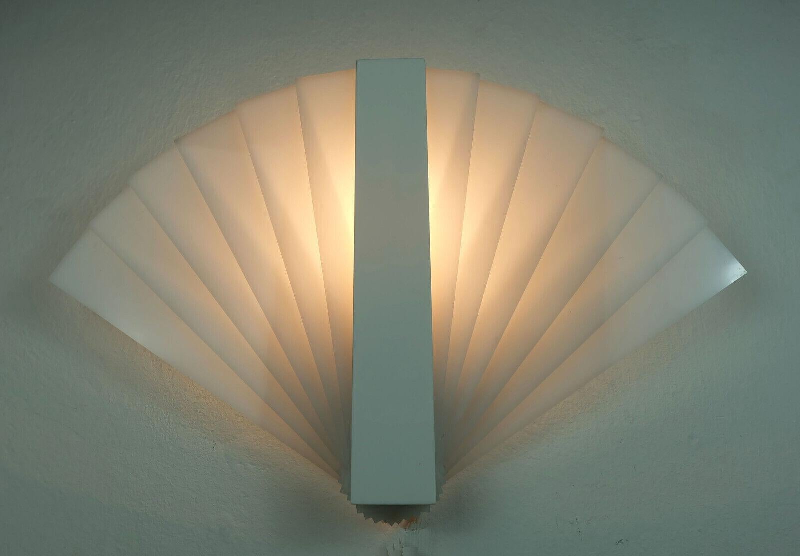 fan-shaped 1980s WALL LAMP white acrylic sconce For Sale 2